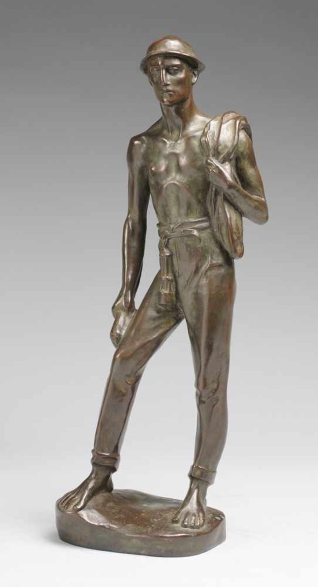 Thuma, Friedrich Ludwig(Biberach an der Riß 1873 - 1963) Bronze, patiniert. "Bergmann mit Pike und