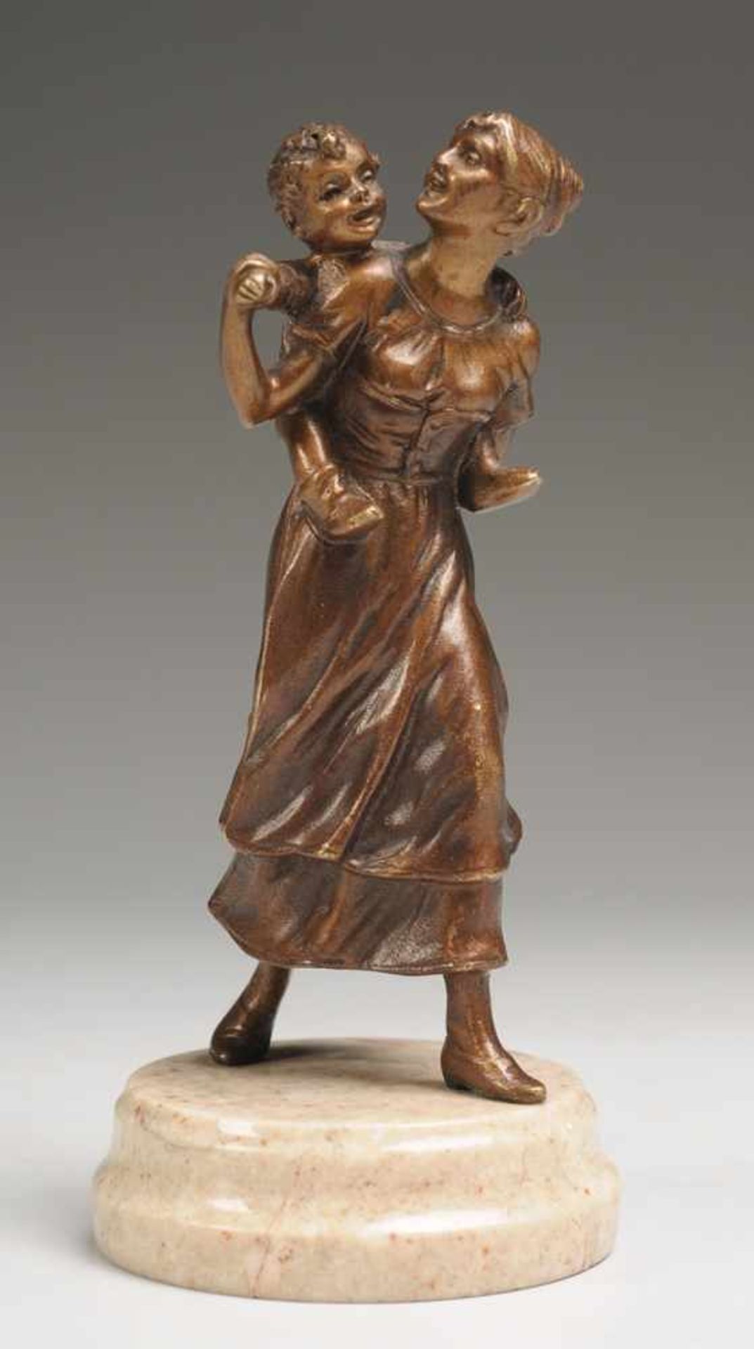 Mutter mit KindWiener Bronze, patiniert. Auf rundem Marmorsockel Figur einer jungen Frau, ein