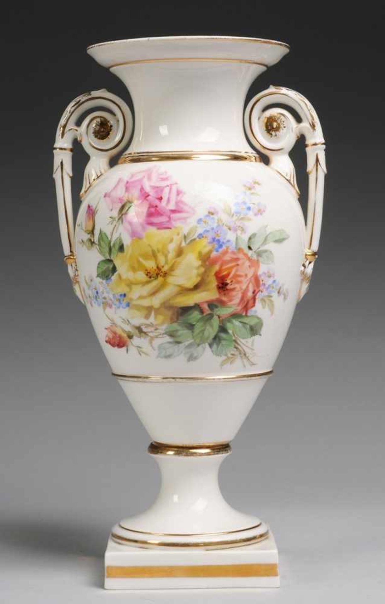 Prunkvase mit naturalistischer BlumenmalereiWeiß, glasiert. Über quadratischem Sockel montierte Vase