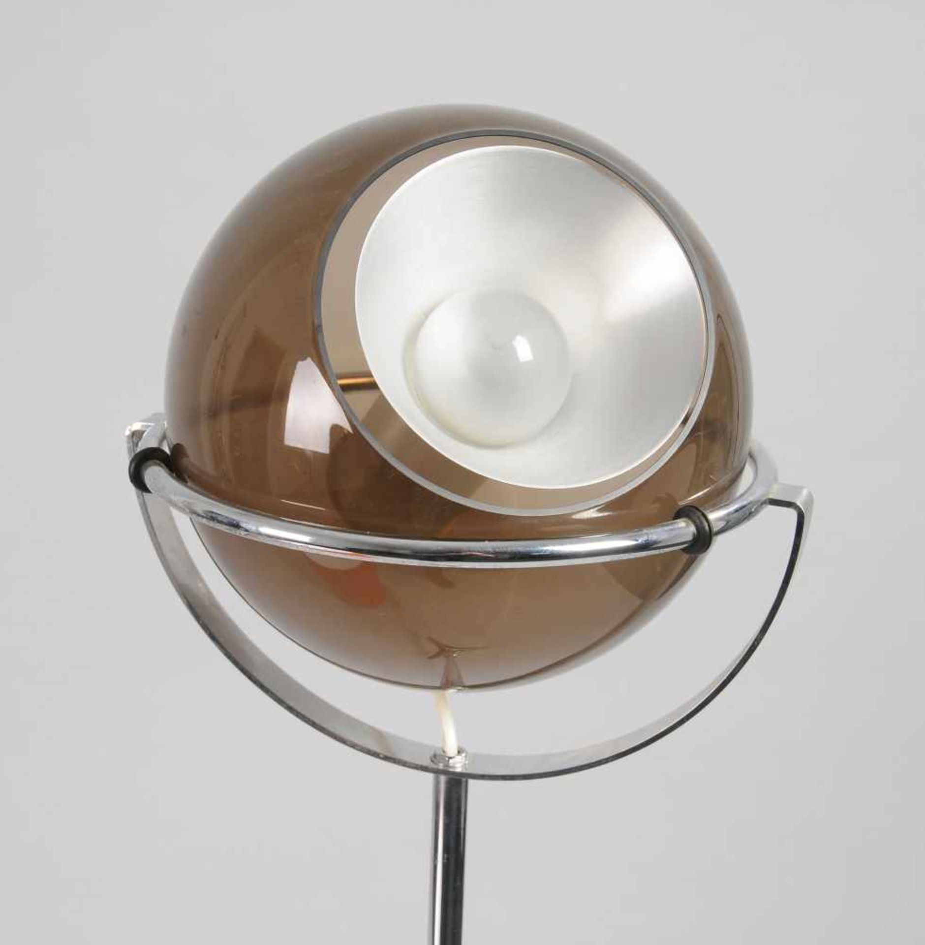 Bodenlampe "Globe", Entwurf Franck Ligtelijn1-flg. Verchromtes Gestell mit Gussfuß u. Ringhalterung. - Bild 2 aus 2