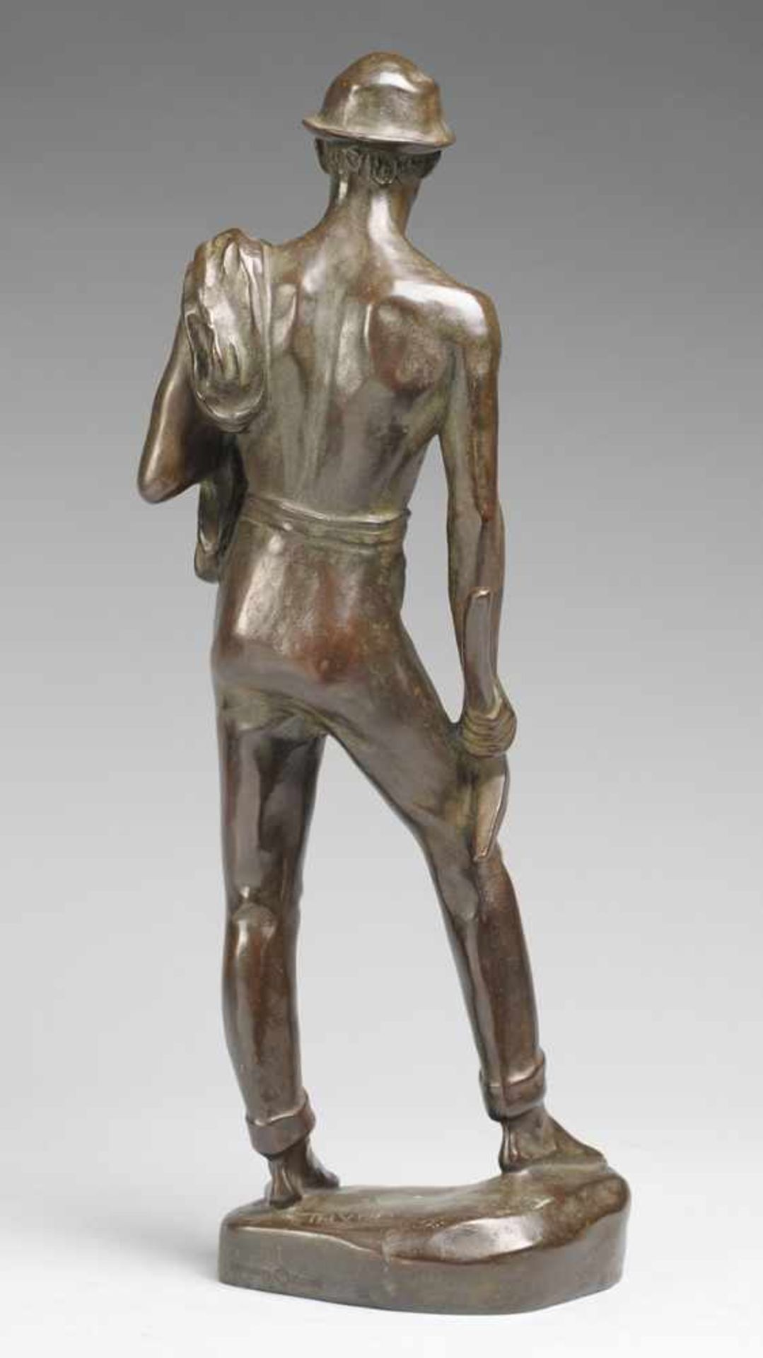 Thuma, Friedrich Ludwig(Biberach an der Riß 1873 - 1963) Bronze, patiniert. "Bergmann mit Pike und - Bild 2 aus 3