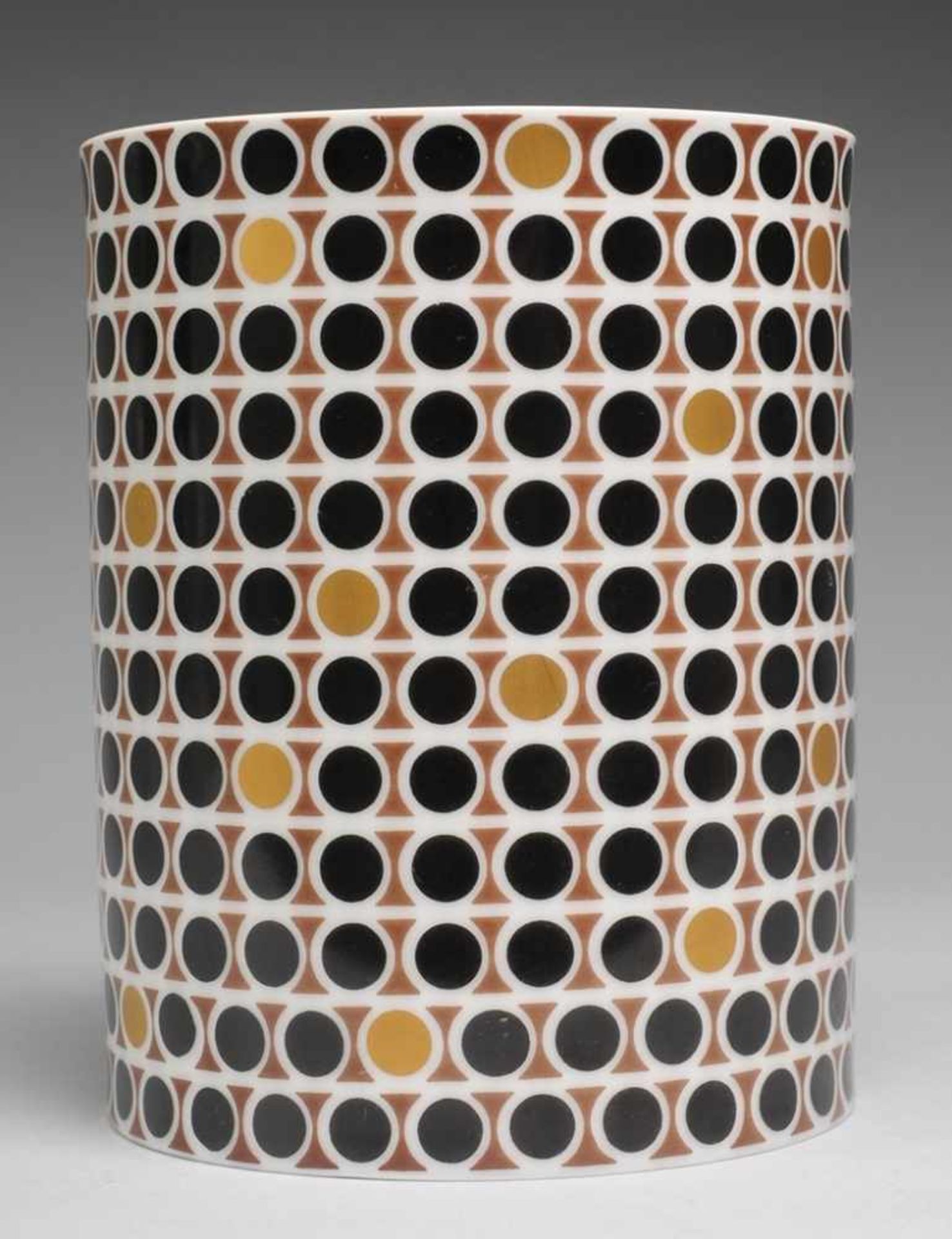 Vase mit geometrischem DekorPorzellan. Zylindrischer Korpus. Umlaufend geometrischer Dekor in Braun,