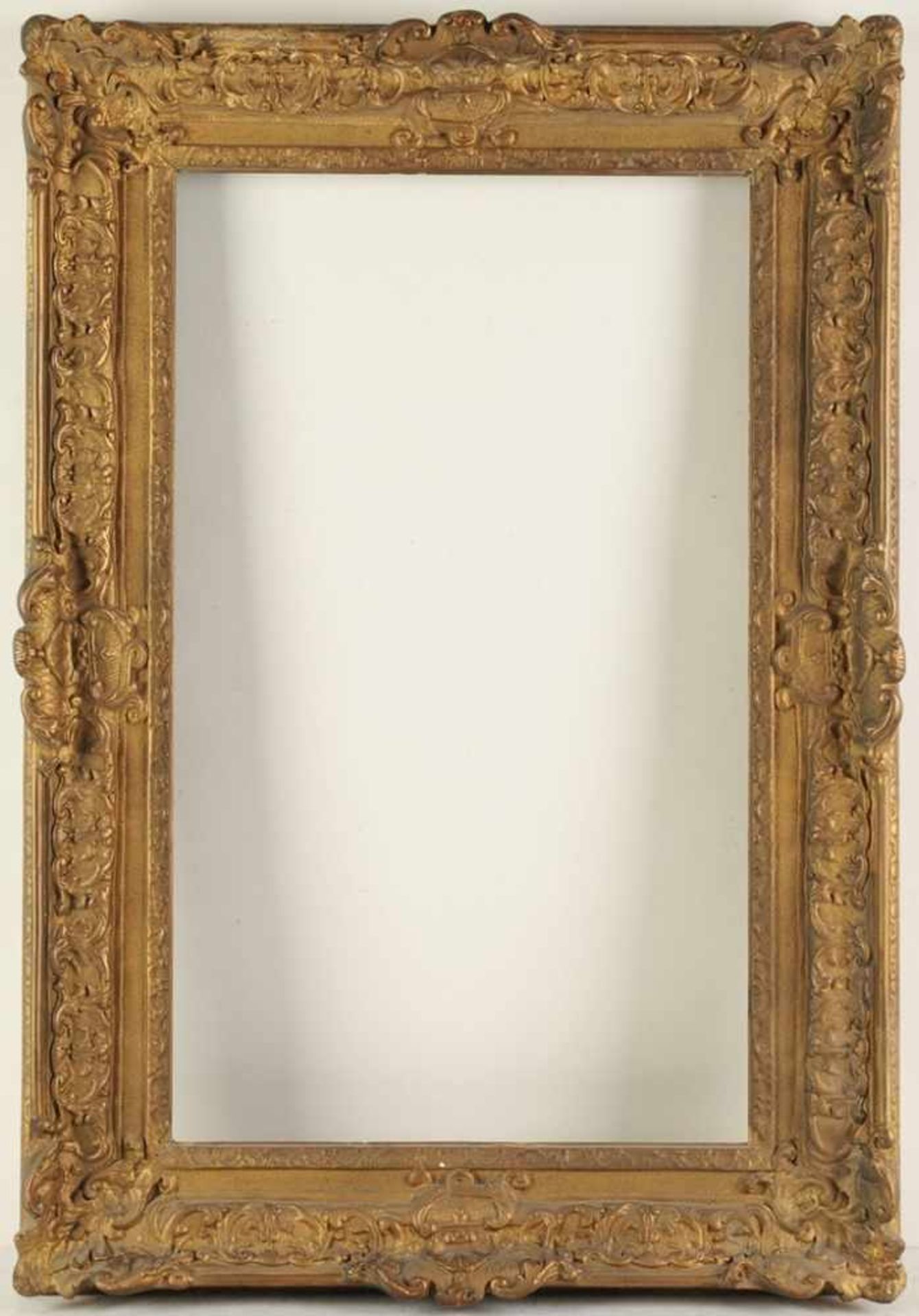 Rahmen in Régence-StilProfilierte Holzleisten, stuckiert u. golden gefasst. Reicher Reliefdekor
