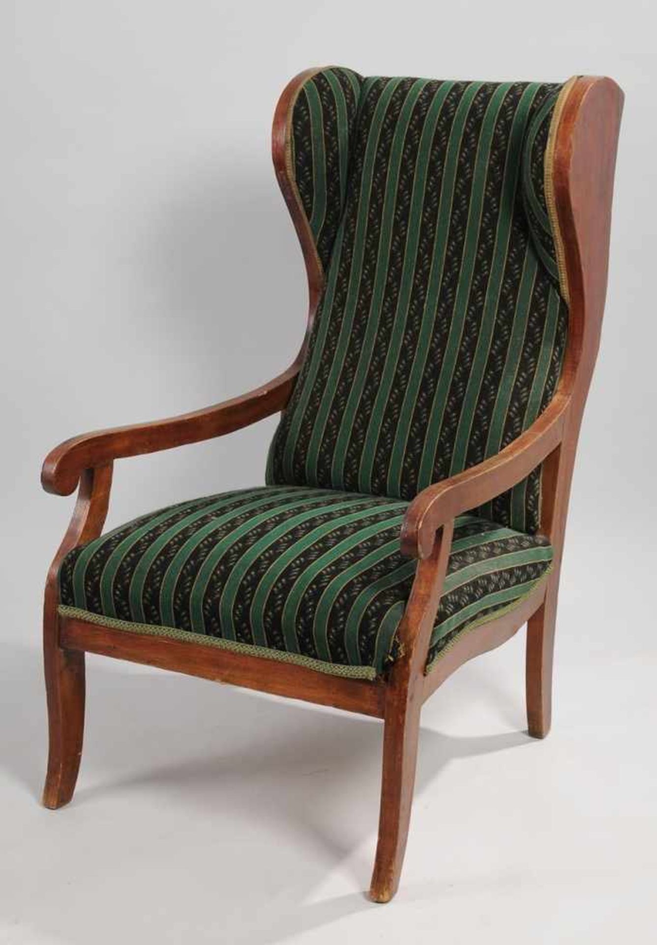 Biedermeier-OhrensesselMahagoni, furniert. Geschwungene Beine u. Lehne. Lange, in Voluten