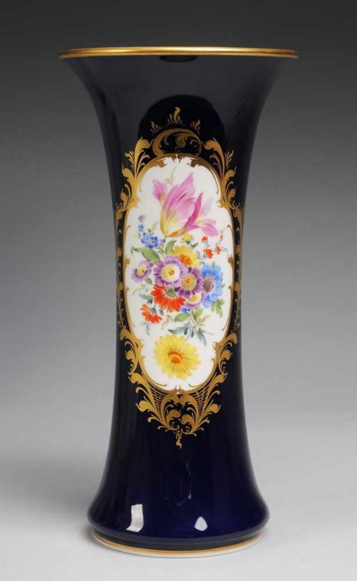 Stangenvase mit BlumenmalereiWeiß, glasiert. Gestreckte doppelkonische Form mit ausgestellter