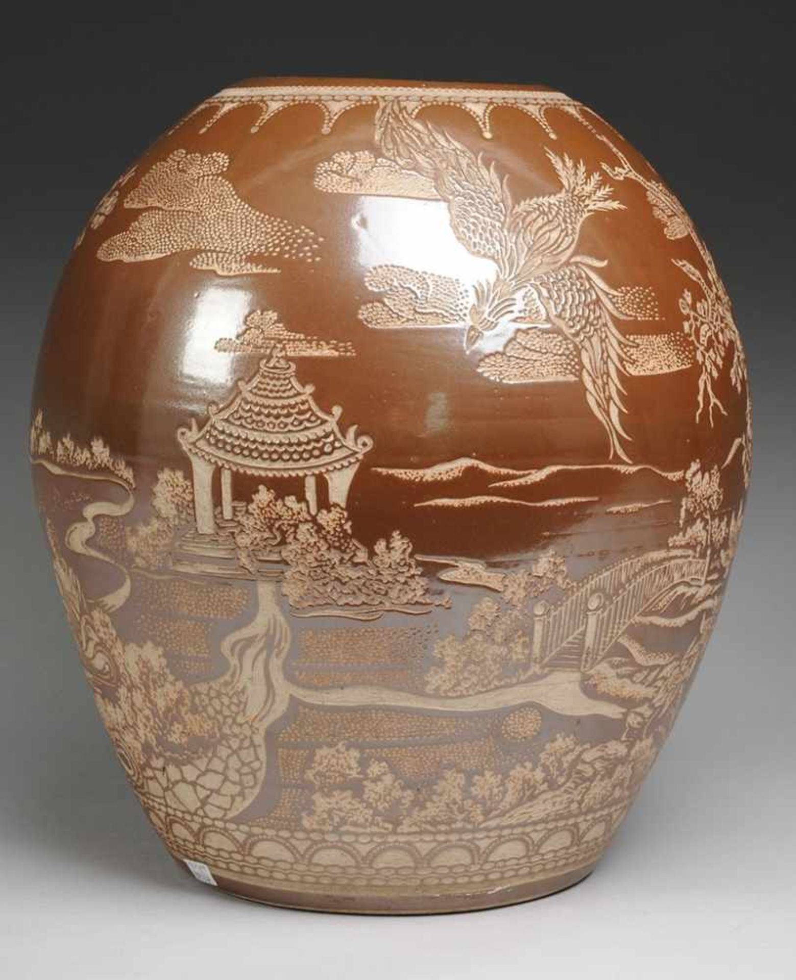 Große Vase mit asiatischem DekorSandfarbener Scherben, gedreht. Ovoider Korpus mit eingezogener