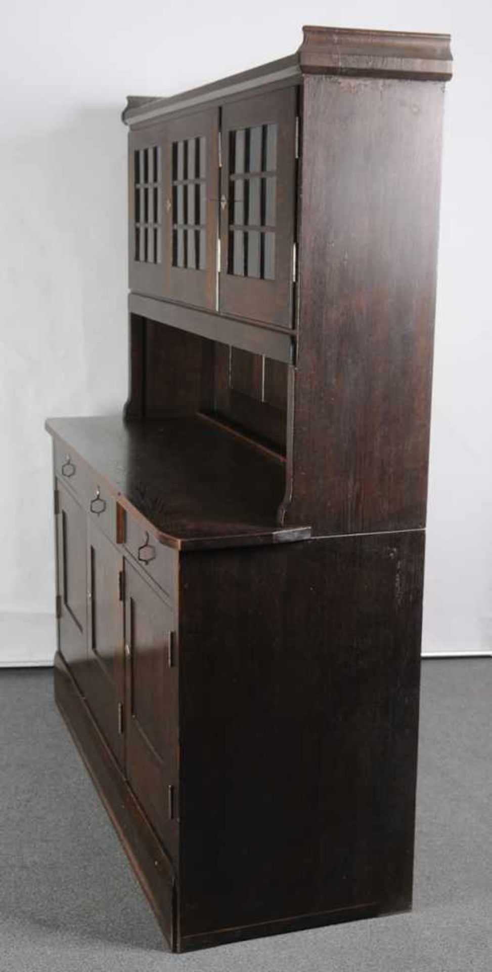 Buffet, Entwurf Richard RiemerschmidEiche, geräuchert. 3-türiger Unterbau mit auf Metallschienen - Bild 4 aus 6