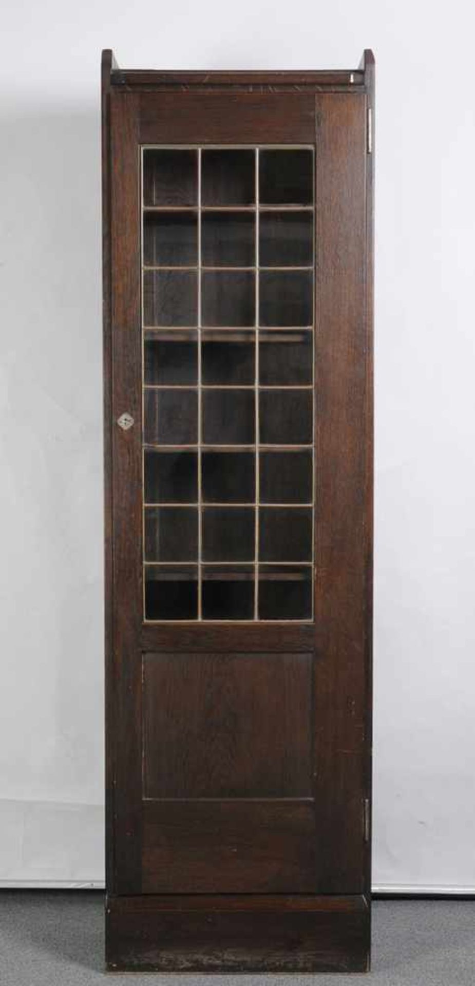 Bücherschrank, Entwurf Richard RiemerschmidEiche, geräuchert. 1-türiger Korpus mit Bleiverglasung,