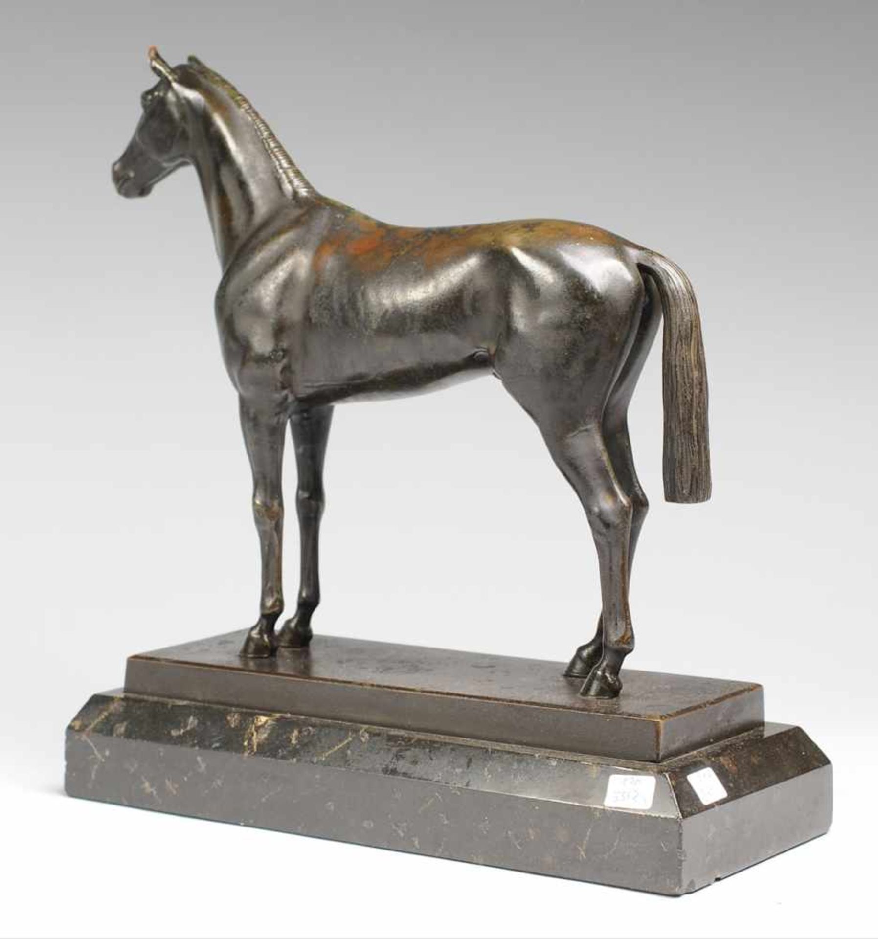 Henjes, H.(Deutscher Bildhauer, um 1900) Bronze, patiniert. Über rechteckigem Marmorsockel u. - Bild 3 aus 3