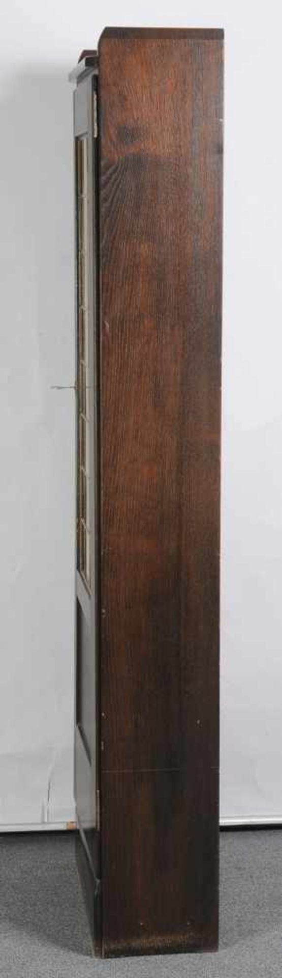 Bücherschrank, Entwurf Richard RiemerschmidEiche, geräuchert. 1-türiger Korpus mit Bleiverglasung, - Image 5 of 6