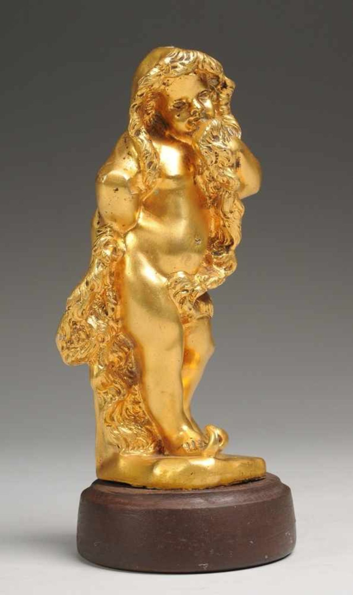 Kleine Statue eines PuttoMessing, vergoldet. Auf rundem Holzsockel montierte Darstellung eines Putto - Bild 4 aus 4