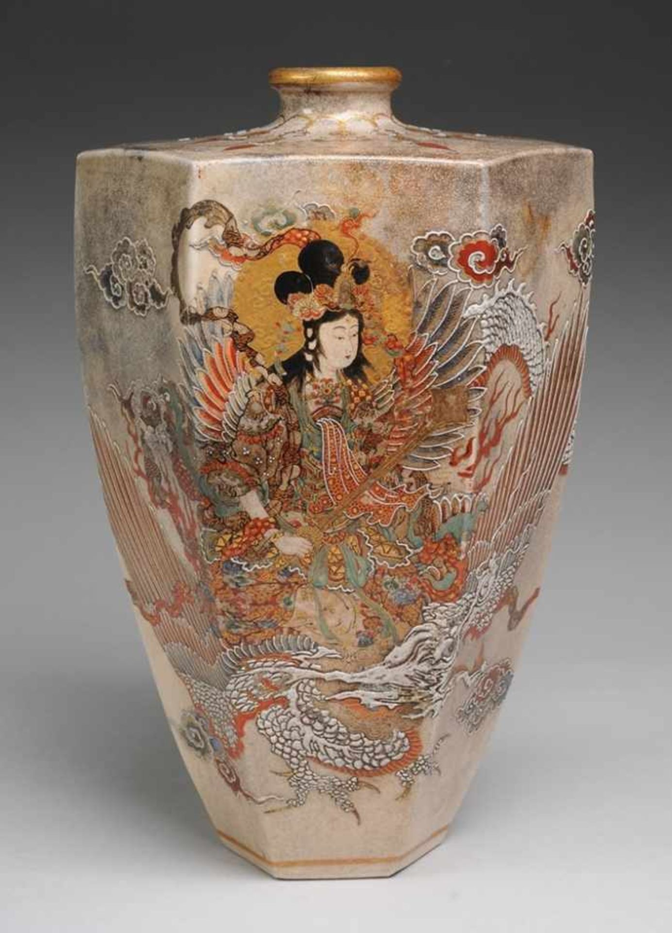 Satsuma-Vase mit feinem figürlichem DekorSandfarbener Scherben, cremefarbene grau krakelierte