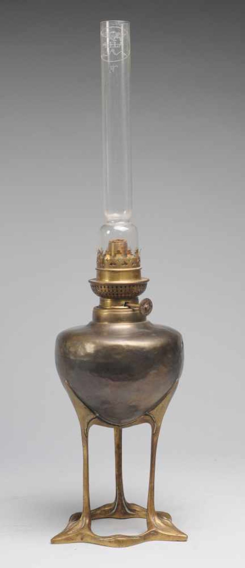 Jugendstil-Petroleumlampe, Entwurf Maurice DufrèneMessing. Geschweifter, in 3 Spitzen auslaufender