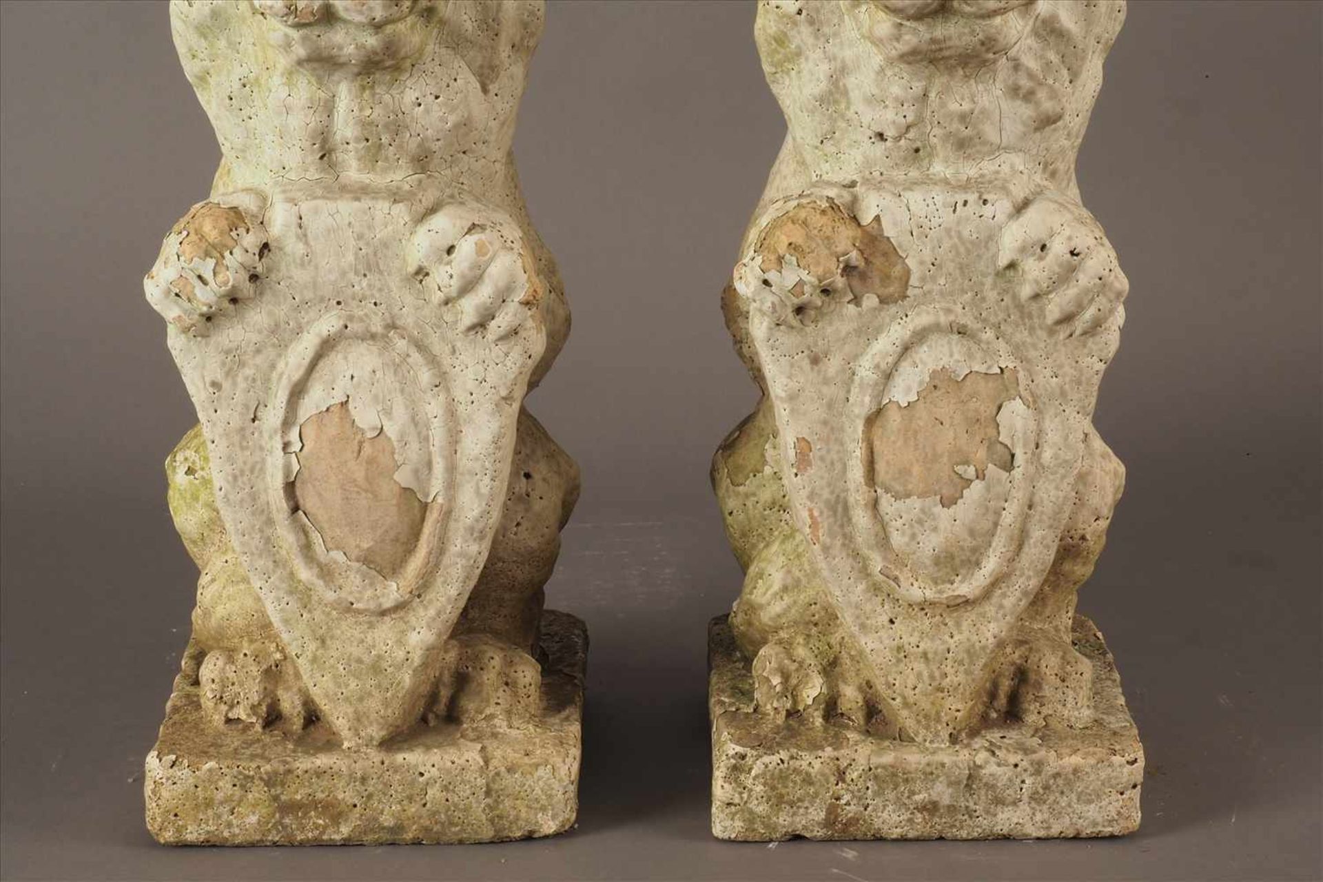 Paar Wappenhalter-Löwen Terracota, weiß gefasst, verwittert Maße: H46cm. - Image 3 of 3