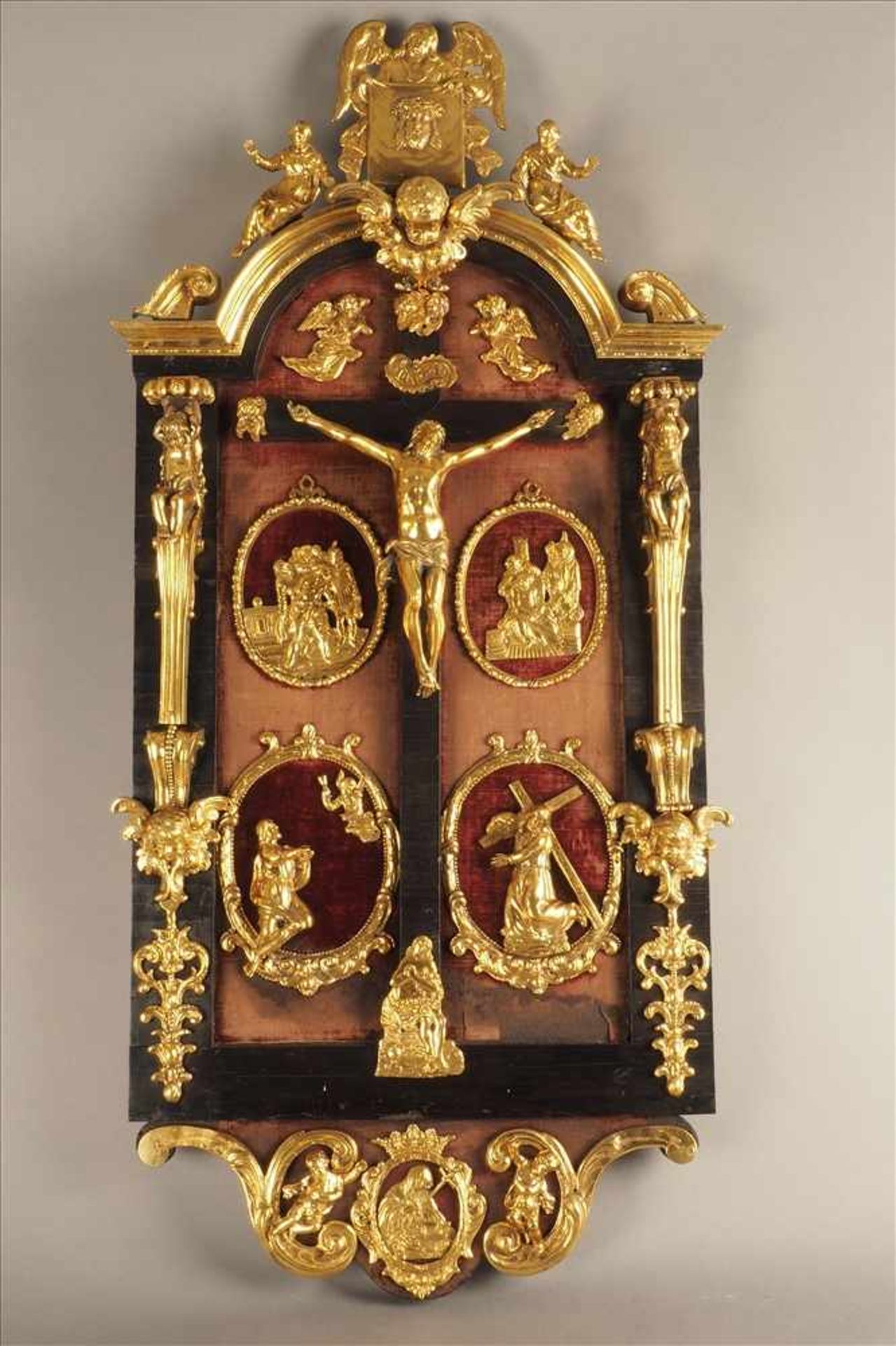 Barocker Hausaltar, Italien 17. Jh.Darstellung der Kreuzigung und Passion Christi, Bronze vergoldet,