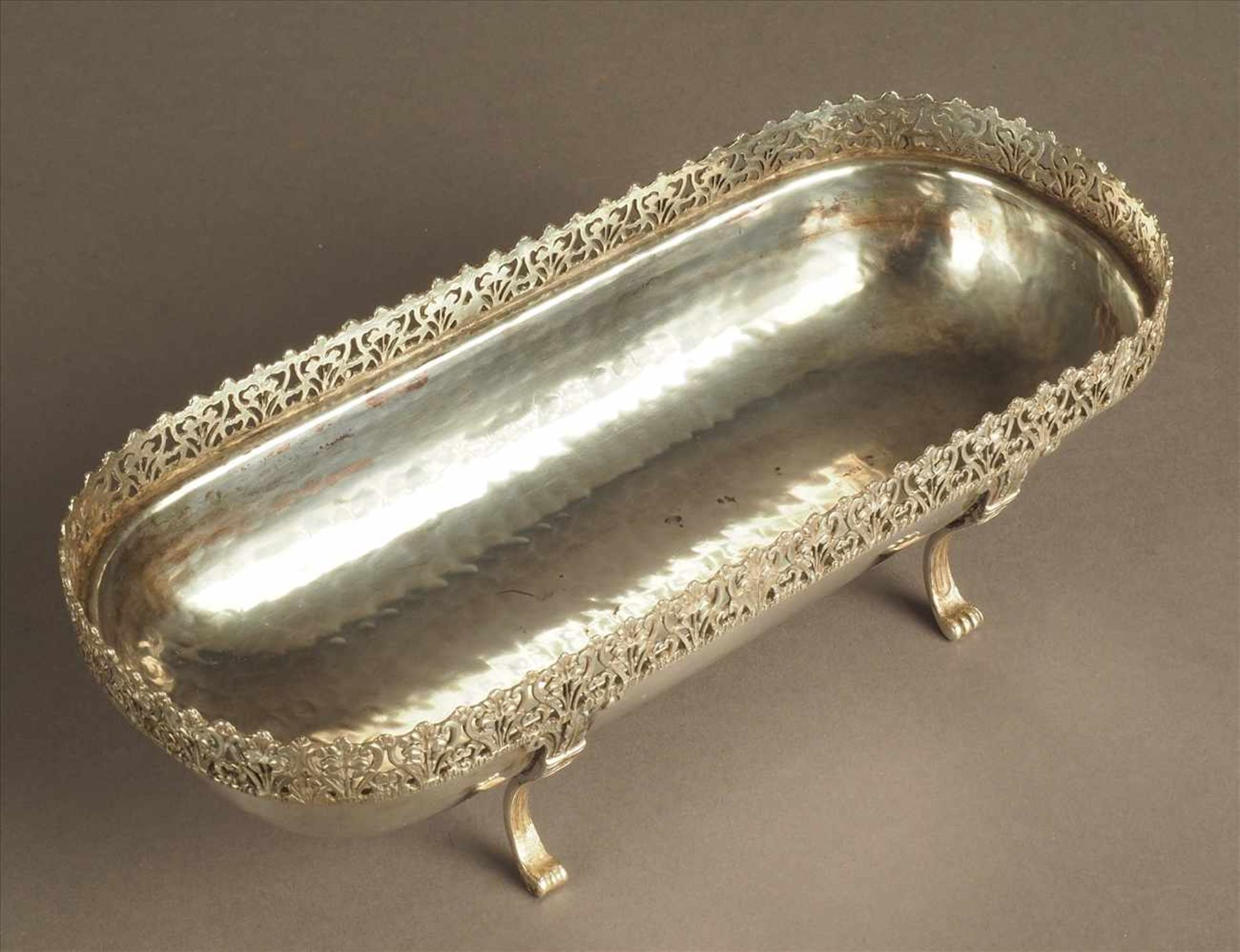 Empire-SilberschälchenMit durchbrochenen Verzierungen, um 1800, Maße: H7,5 x B23 x T10cm.