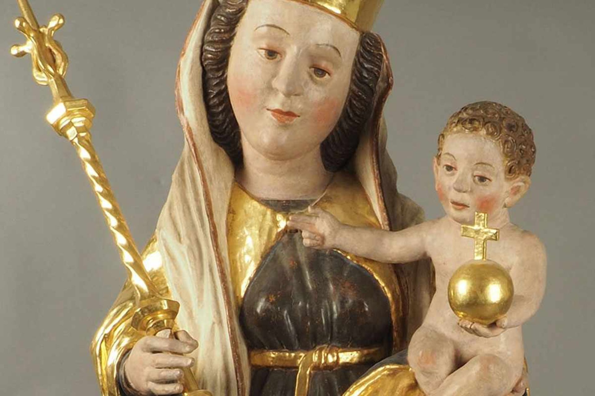 Prunkvolle gothische Madonna mit Kind und ZepterHolz geschnitzt, Blattvergoldung, Österreich, wohl - Bild 2 aus 5