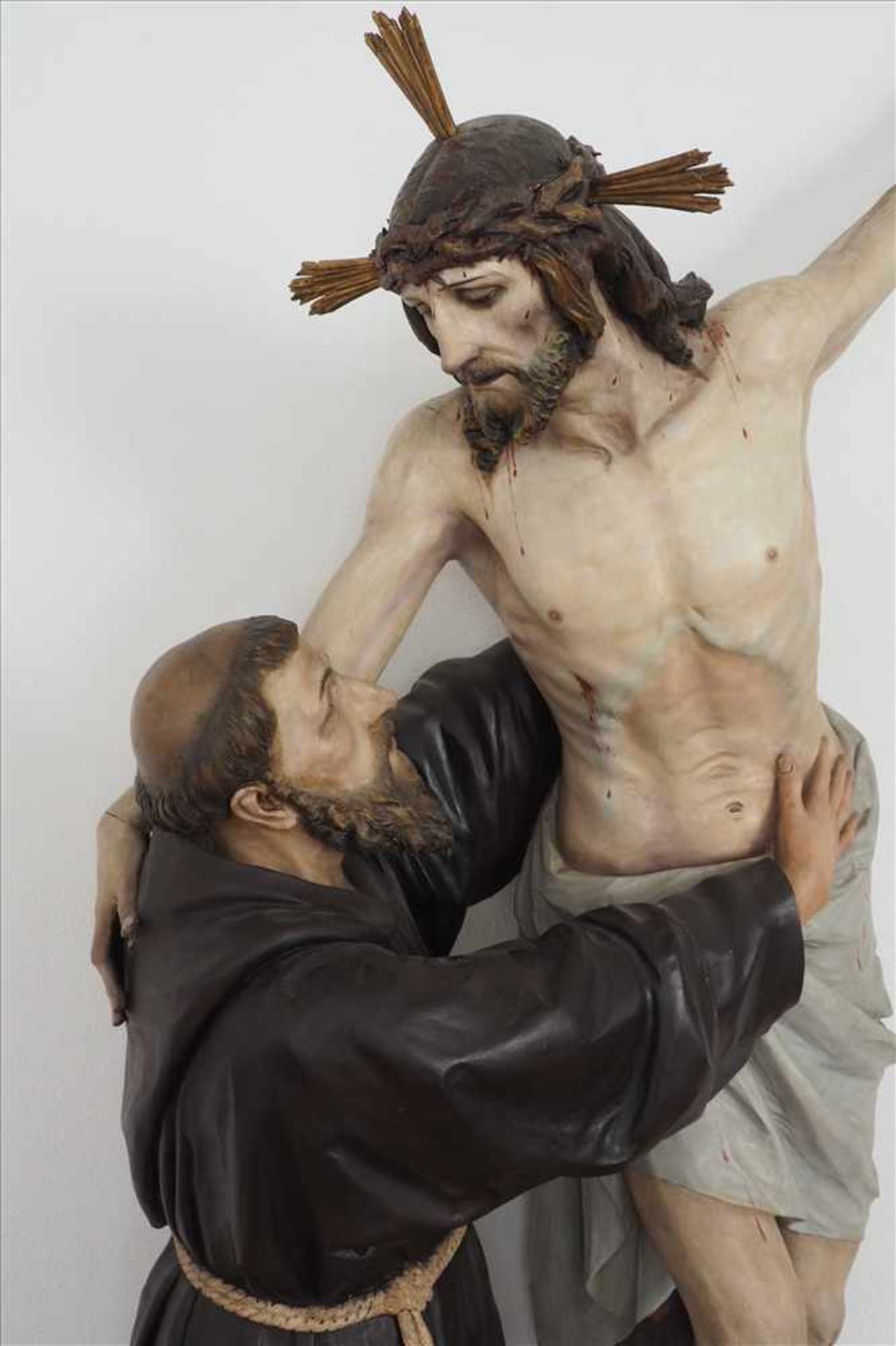 Monumentale Nazarener-Figur des hl. Franziskus Lebensgroße Skulptur Franziskus umarmt Jesus, Holz - Bild 2 aus 3