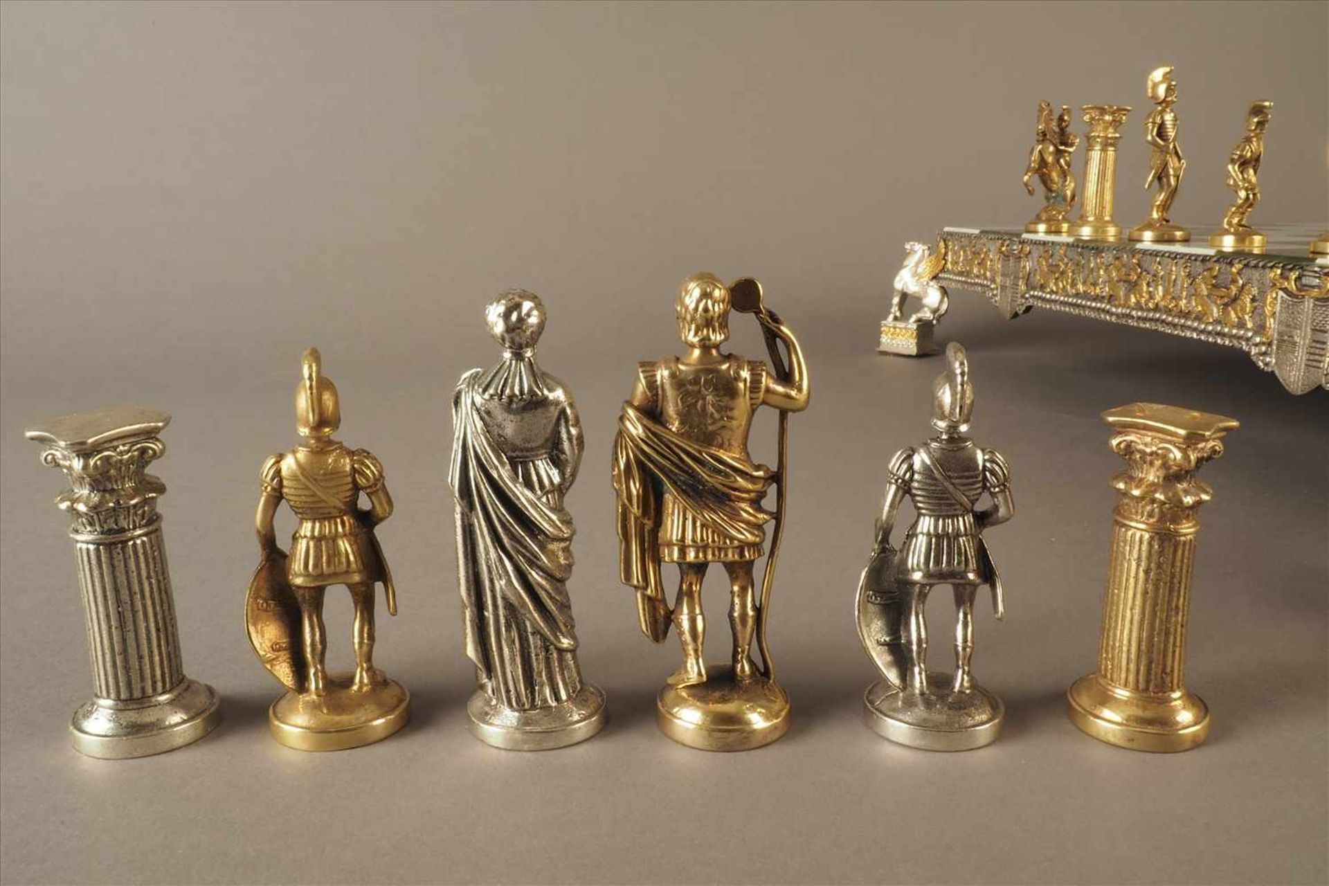 Prunk-Schachspiel, 800er SilberTeilweise vergoldet, gepunzt, 32 Figuren, Schachbrett mit Onyx und - Bild 5 aus 5