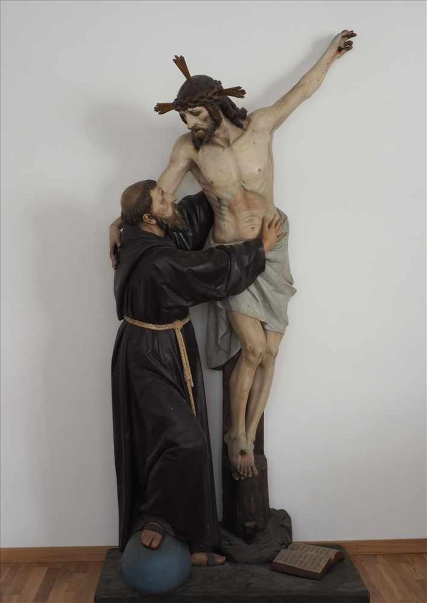 Monumentale Nazarener-Figur des hl. Franziskus Lebensgroße Skulptur Franziskus umarmt Jesus, Holz