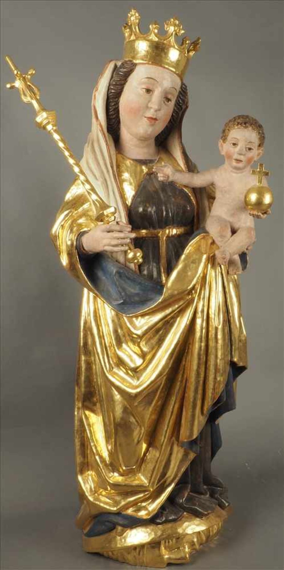 Prunkvolle gothische Madonna mit Kind und ZepterHolz geschnitzt, Blattvergoldung, Österreich, wohl