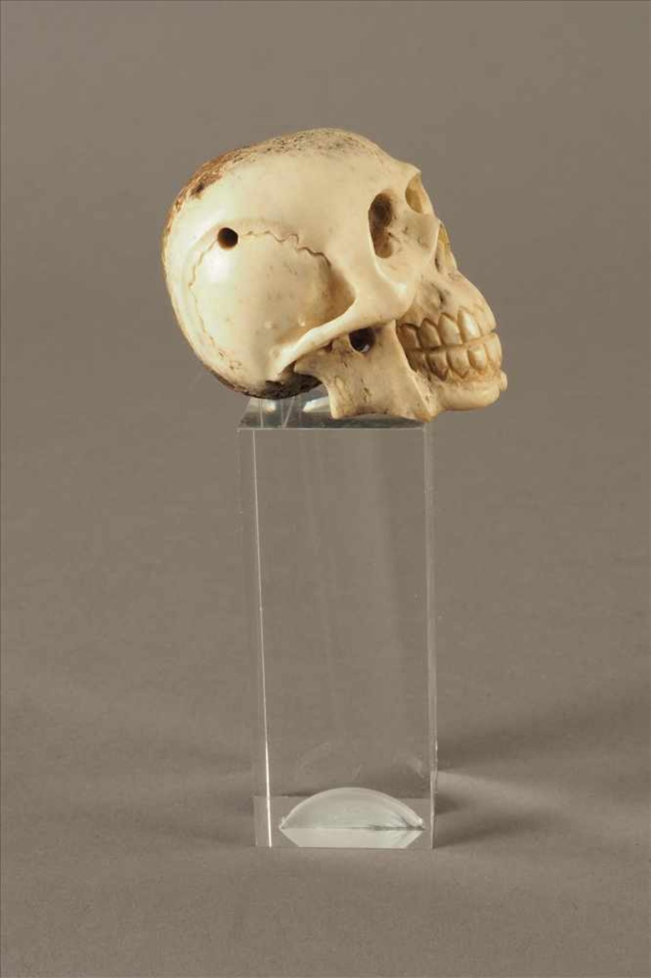 Totenkopf aus Bein Geschnitzt, wohl 19. Jh., Maße: H5 x B4 x T5,5cm. - Bild 2 aus 4