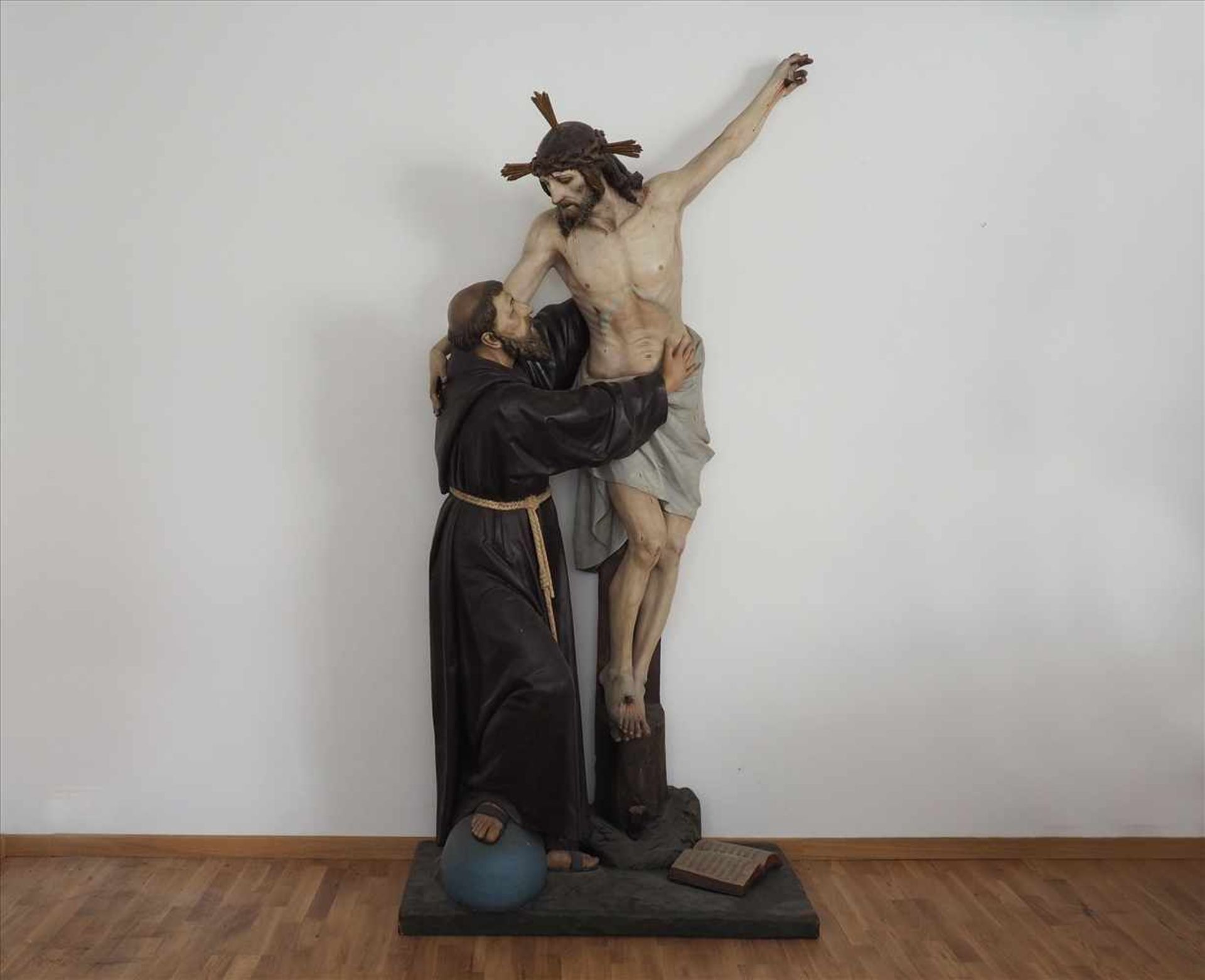 Monumentale Nazarener-Figur des hl. Franziskus Lebensgroße Skulptur Franziskus umarmt Jesus, Holz - Bild 3 aus 3