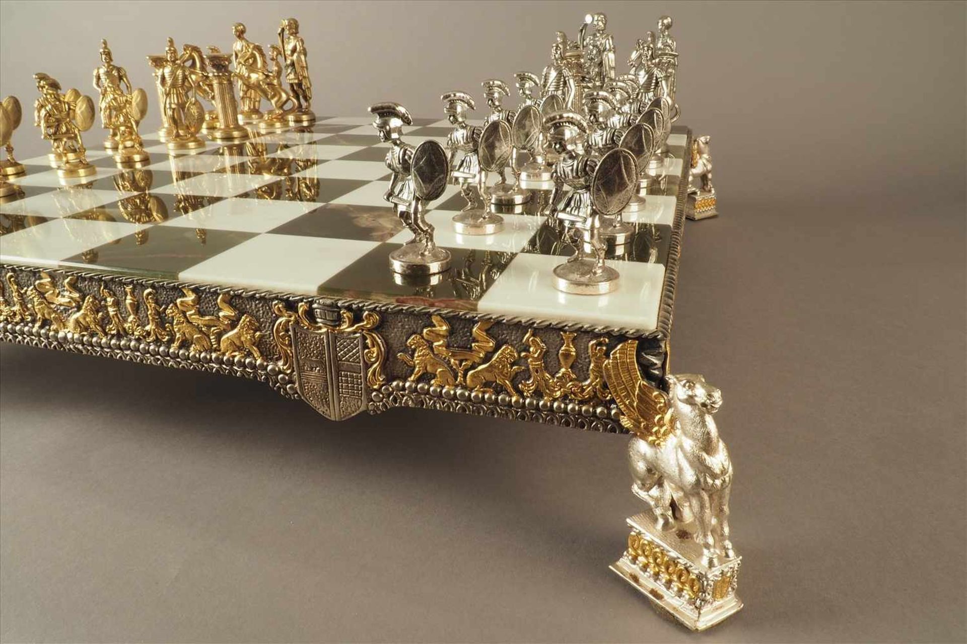 Prunk-Schachspiel, 800er SilberTeilweise vergoldet, gepunzt, 32 Figuren, Schachbrett mit Onyx und - Bild 2 aus 5