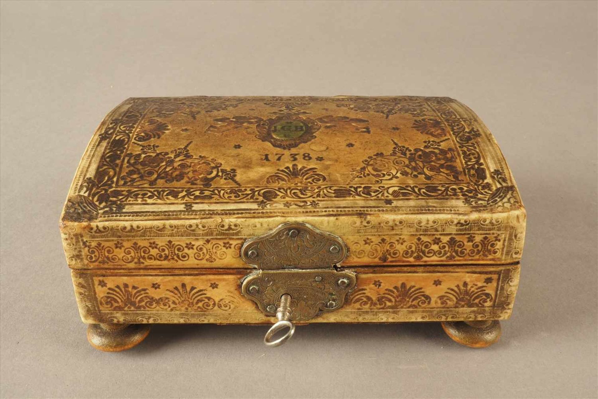 Originale Barockschatulle, datiert 1738Mit gravierten Beschlägen, Originalzustand, Maße: H7 x L14