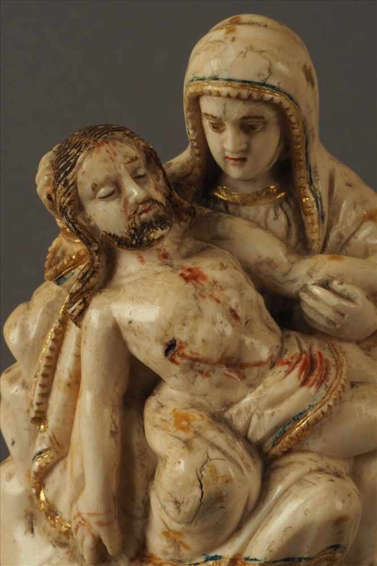 Elfenbein Pieta, süddeutsch 17. Jh.Teilweise gefasst, Maße: H10cm. - Bild 4 aus 5