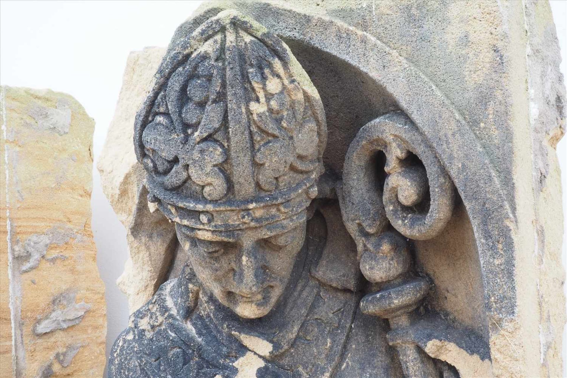 Gotisches Sandsteinrelief "Papst"Altersschäden, Maße: H65 x B70 x T35cm.Insgesamt finden Sie vier - Bild 4 aus 7