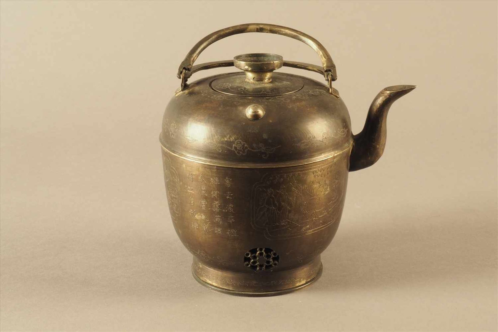 Asiatische TeekanneBronze, 19. Jh., prunkvoll graviert und beschriftet, Maße: H15 x D12,5cm. - Bild 3 aus 6