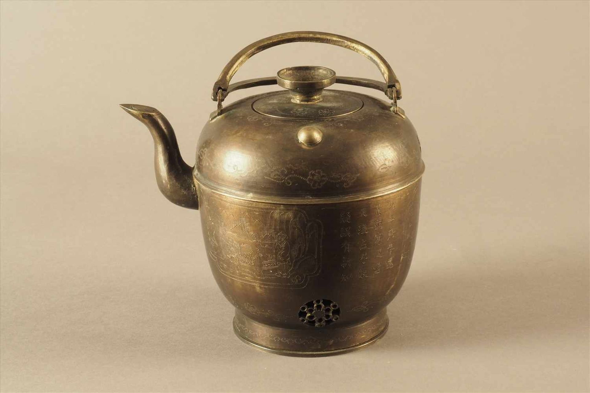 Asiatische TeekanneBronze, 19. Jh., prunkvoll graviert und beschriftet, Maße: H15 x D12,5cm.