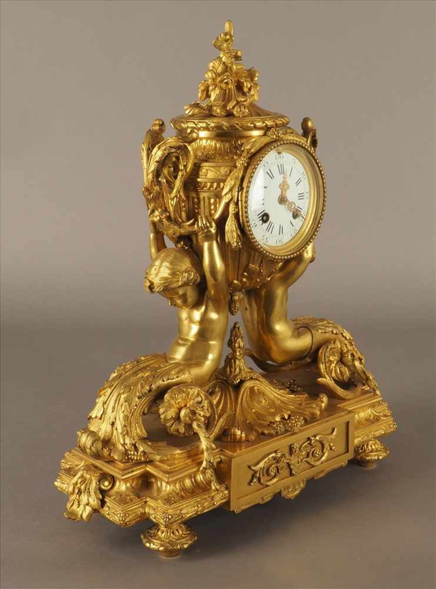 Feuervergoldete PrunkuhrVon Putten getragen, Bronze, feuervergoldet, 19.Jh., Pendel fehlt, Uhrwerk - Bild 2 aus 5