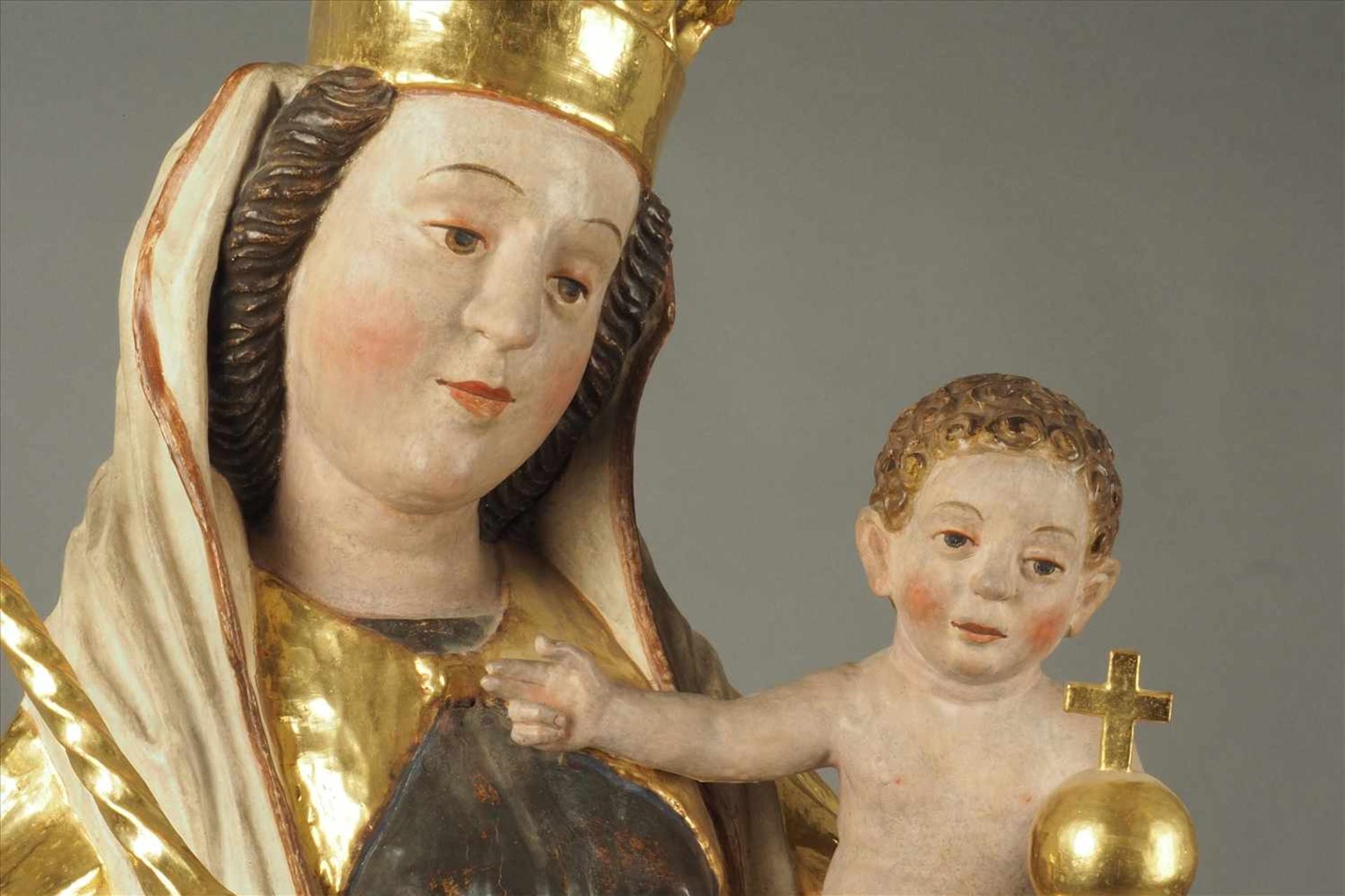 Prunkvolle gothische Madonna mit Kind und ZepterHolz geschnitzt, Blattvergoldung, Österreich, wohl - Bild 3 aus 5