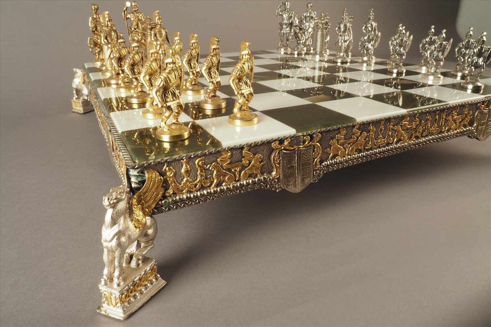 Prunk-Schachspiel, 800er SilberTeilweise vergoldet, gepunzt, 32 Figuren, Schachbrett mit Onyx und - Bild 3 aus 5