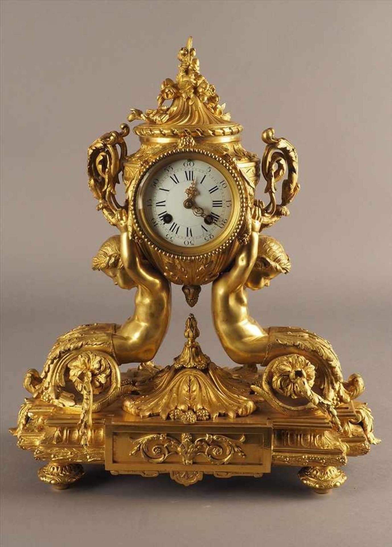 Feuervergoldete PrunkuhrVon Putten getragen, Bronze, feuervergoldet, 19.Jh., Pendel fehlt, Uhrwerk