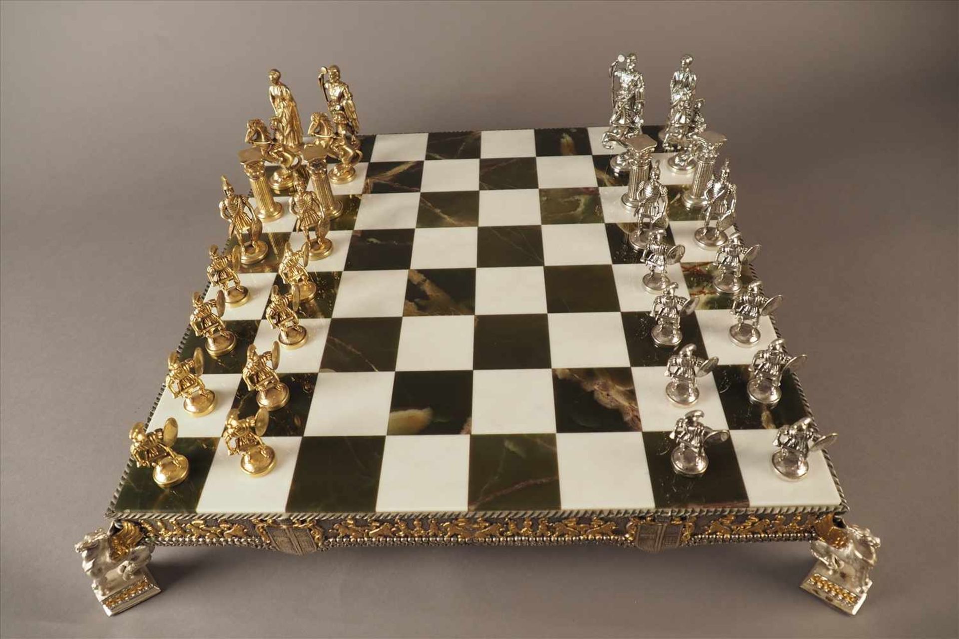 Prunk-Schachspiel, 800er SilberTeilweise vergoldet, gepunzt, 32 Figuren, Schachbrett mit Onyx und