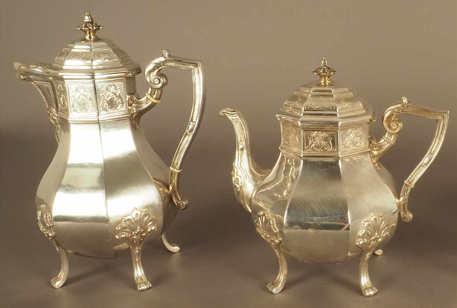 Vierteiliges silbernes Kernstück Bestehend aus Teekanne, Kaffeekanne, Milchkanne und Zuckerdose - Bild 3 aus 4