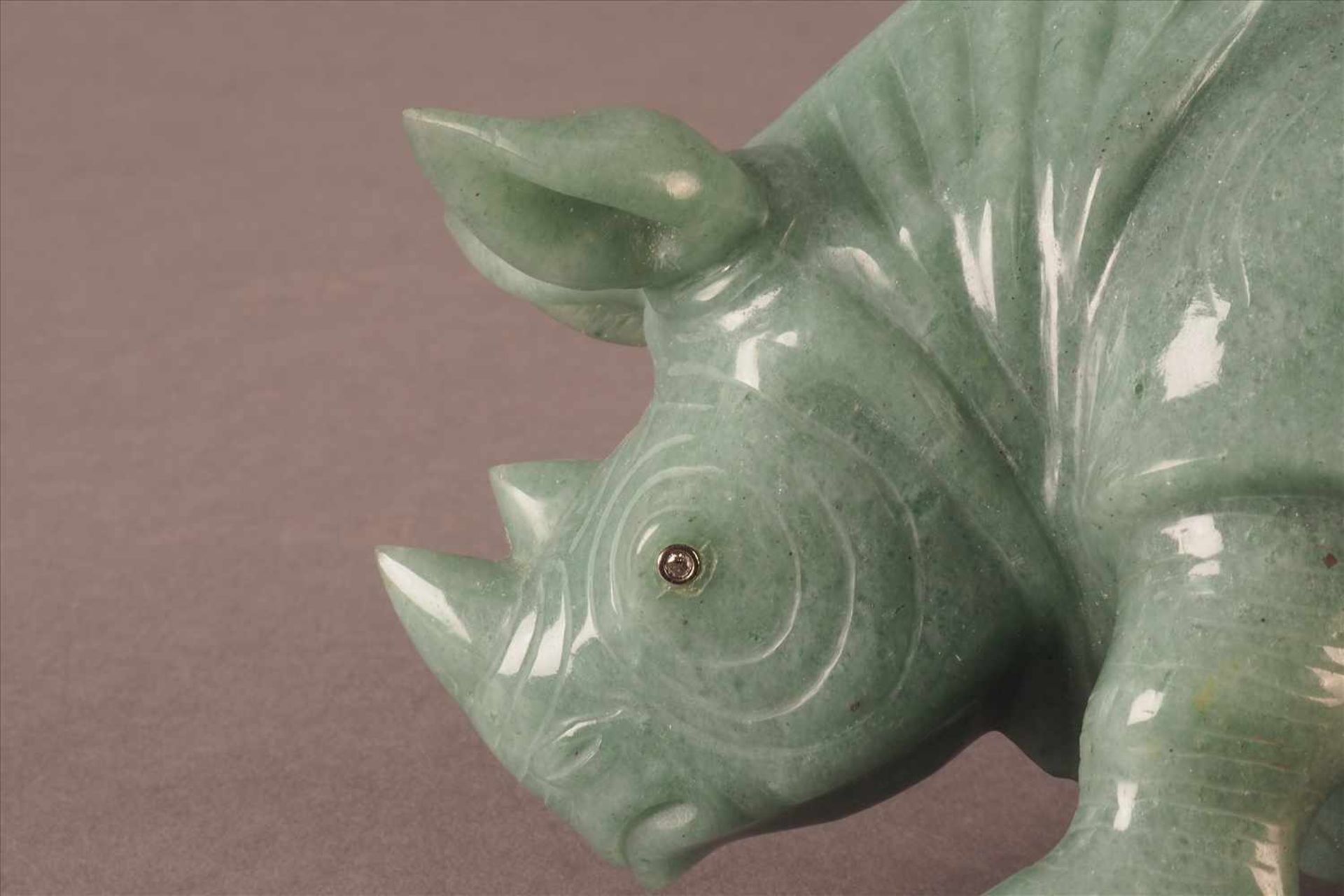 Fabergè-Tierfigur AventurinGeschnitten und poliert, stehendes Nashorn in vollplastischer Form, - Bild 4 aus 4