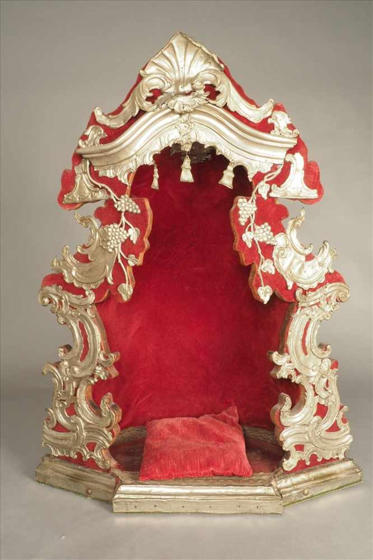 Barocker Schrein mit SilberblechMit rotem Samt ausgekleidet, Salzburg, 18.Jh., Maße: H97 x B78 x