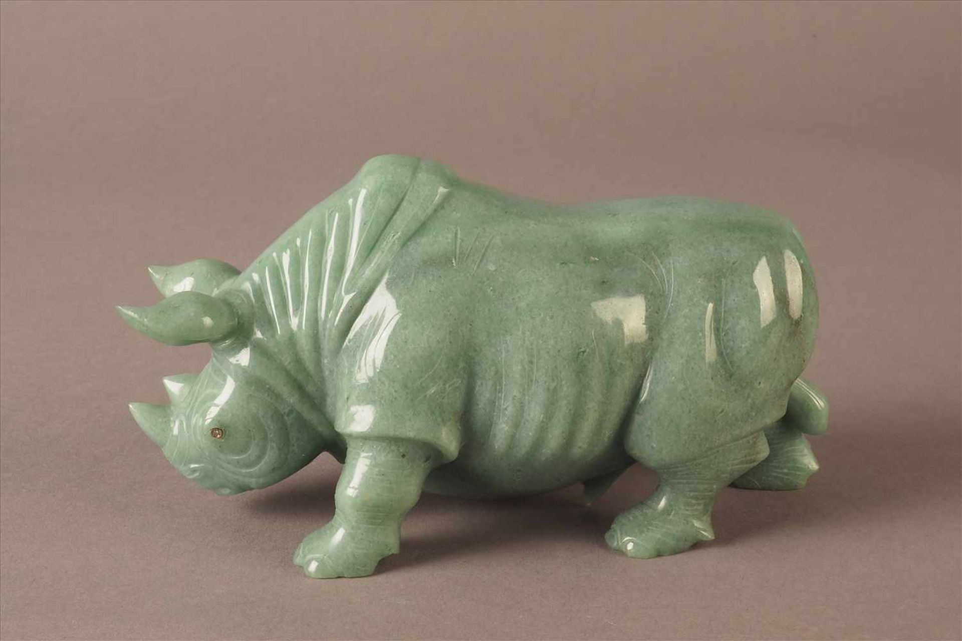 Fabergè-Tierfigur AventurinGeschnitten und poliert, stehendes Nashorn in vollplastischer Form,