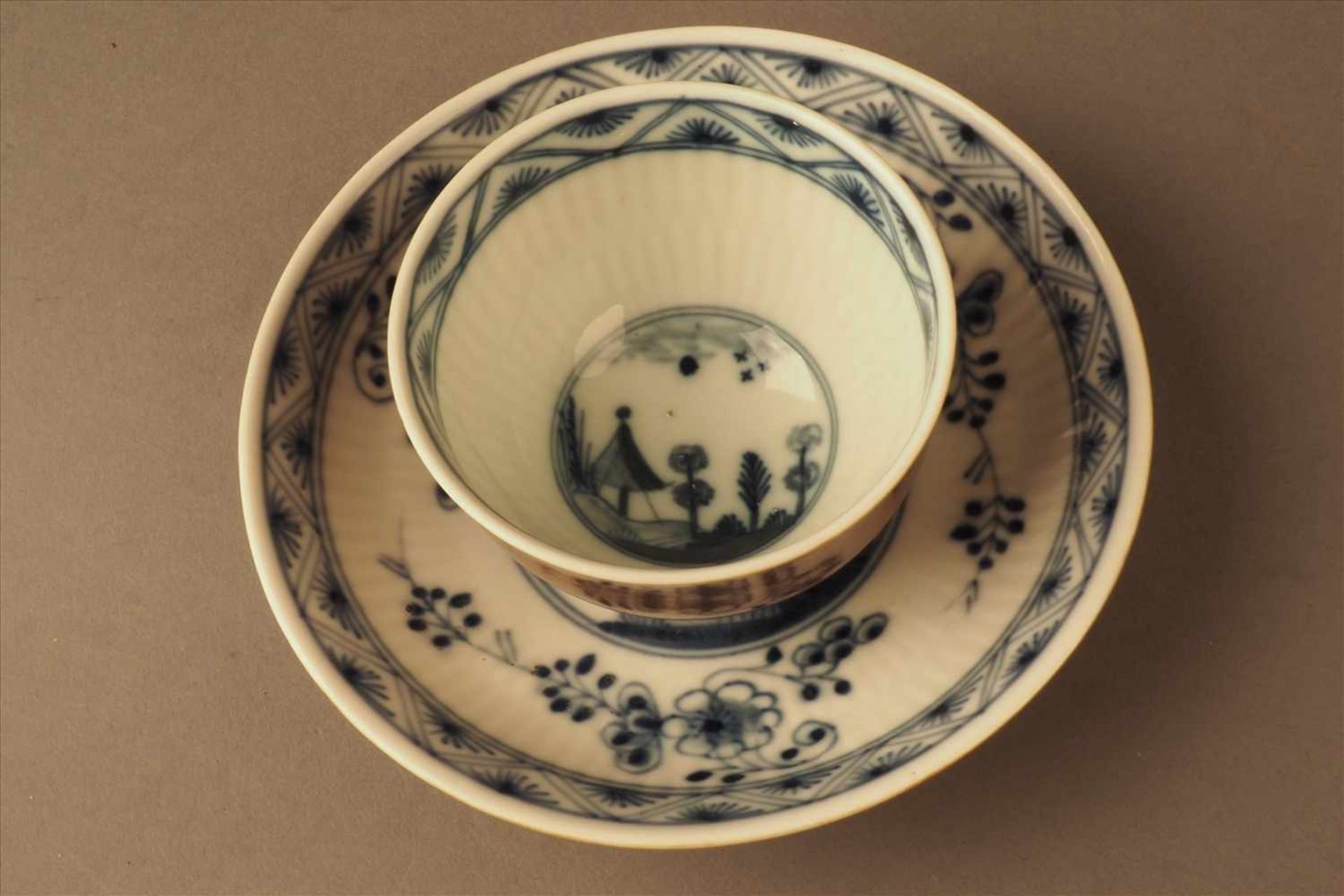 Porzellanschälchen mit Chinoiserie, Meissen 18. Jh.Innenseite Landschaftsmalerei mit Blumen, in - Bild 6 aus 6