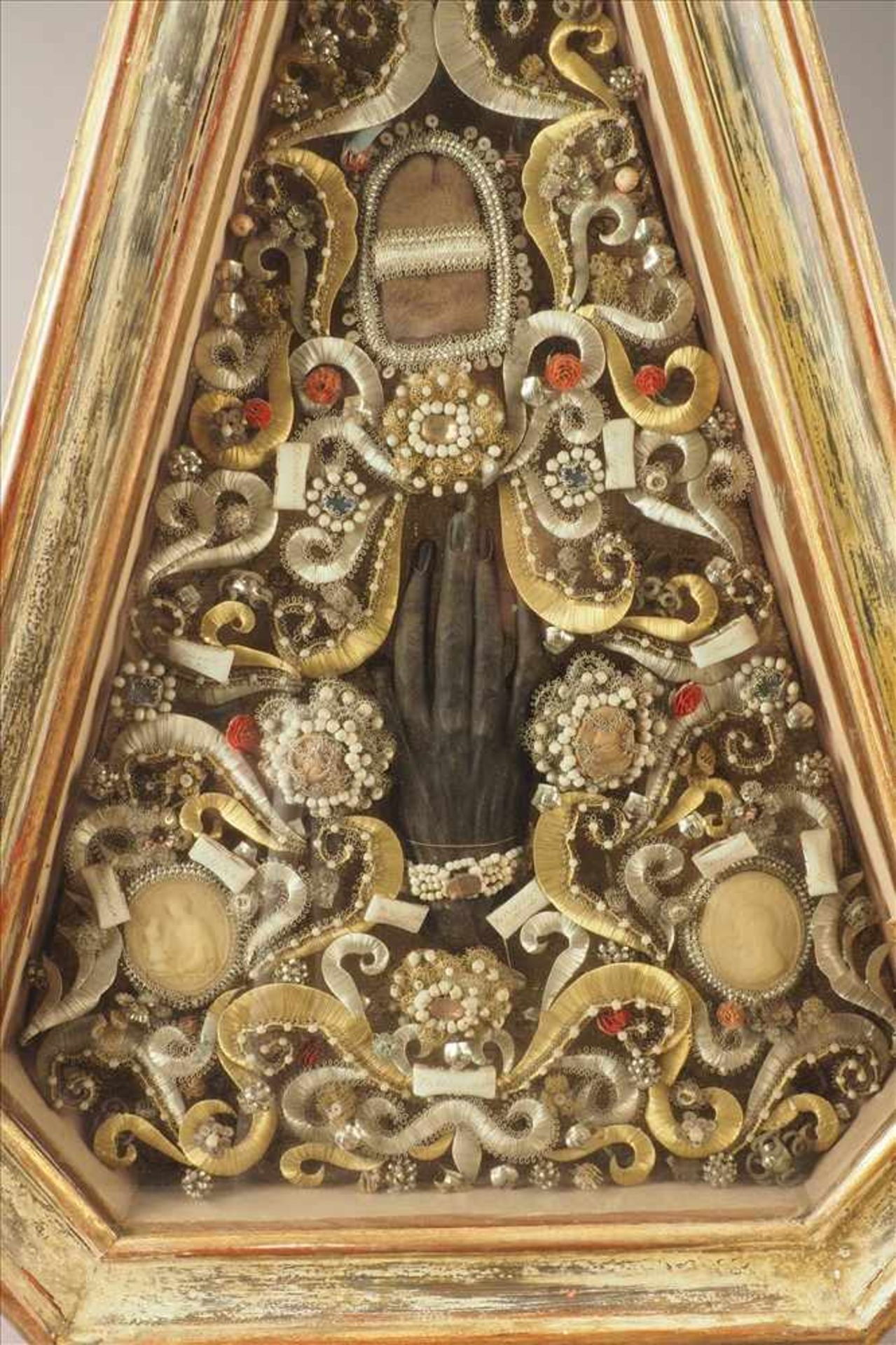 Prunkvolle KlosterarbeitMit Silber- und Goldfäden, Halbedelsteinen und einer Hand, mit - Bild 3 aus 5