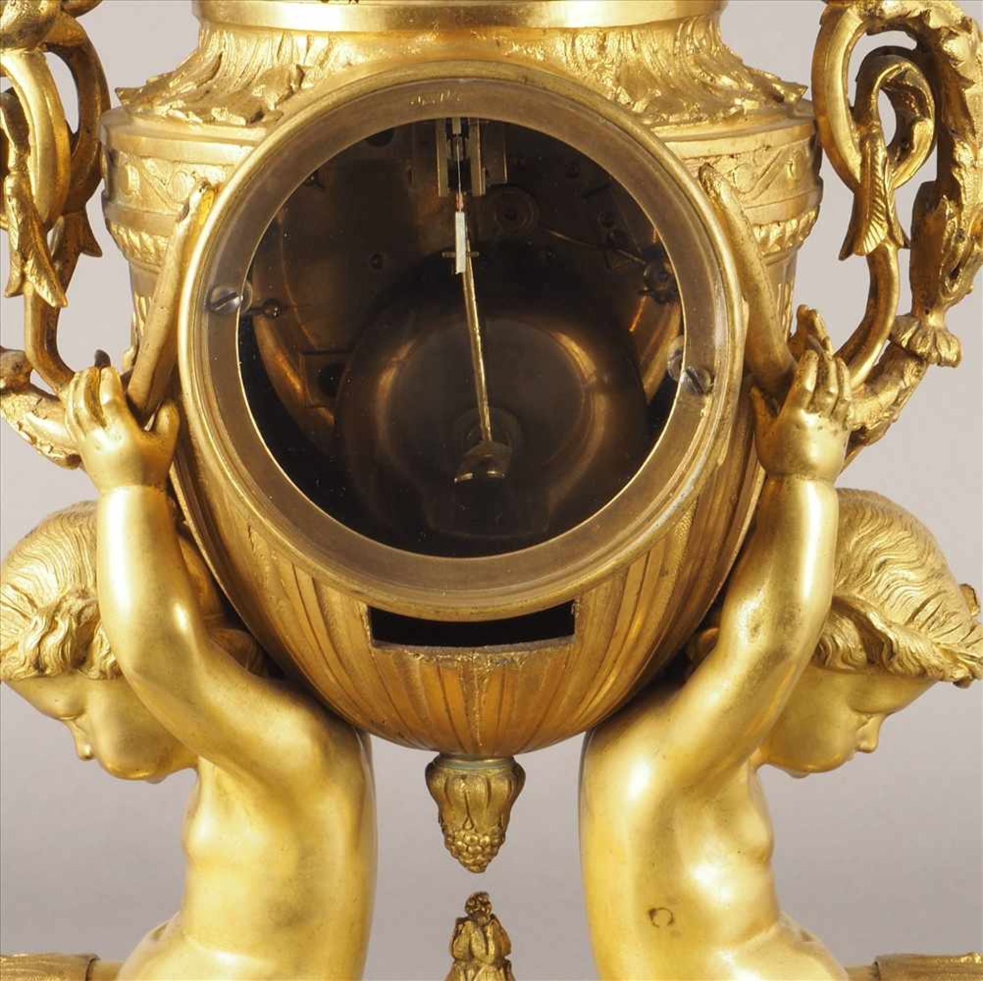 Feuervergoldete PrunkuhrVon Putten getragen, Bronze, feuervergoldet, 19.Jh., Pendel fehlt, Uhrwerk - Bild 5 aus 5