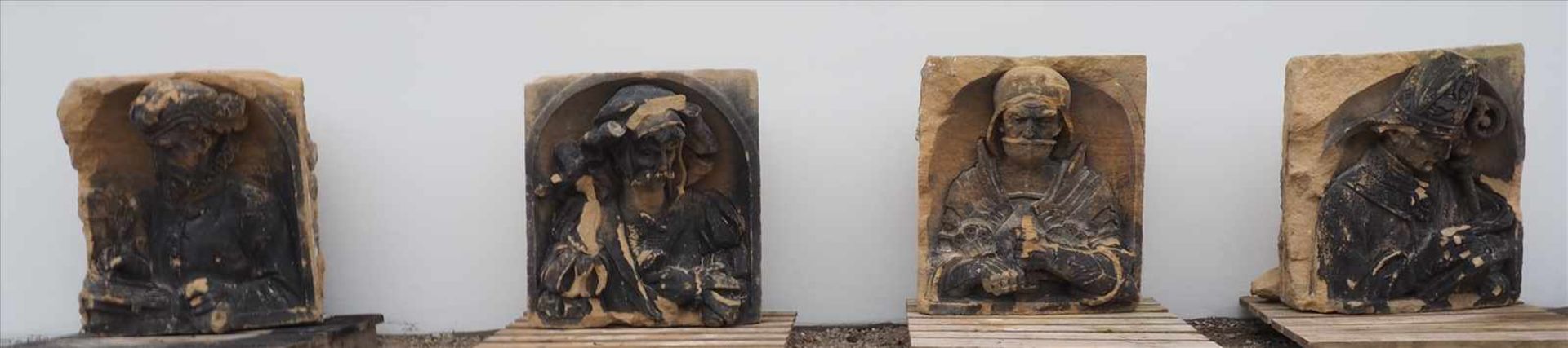 Gotisches Sandsteinrelief "Papst"Altersschäden, Maße: H65 x B70 x T35cm.Insgesamt finden Sie vier