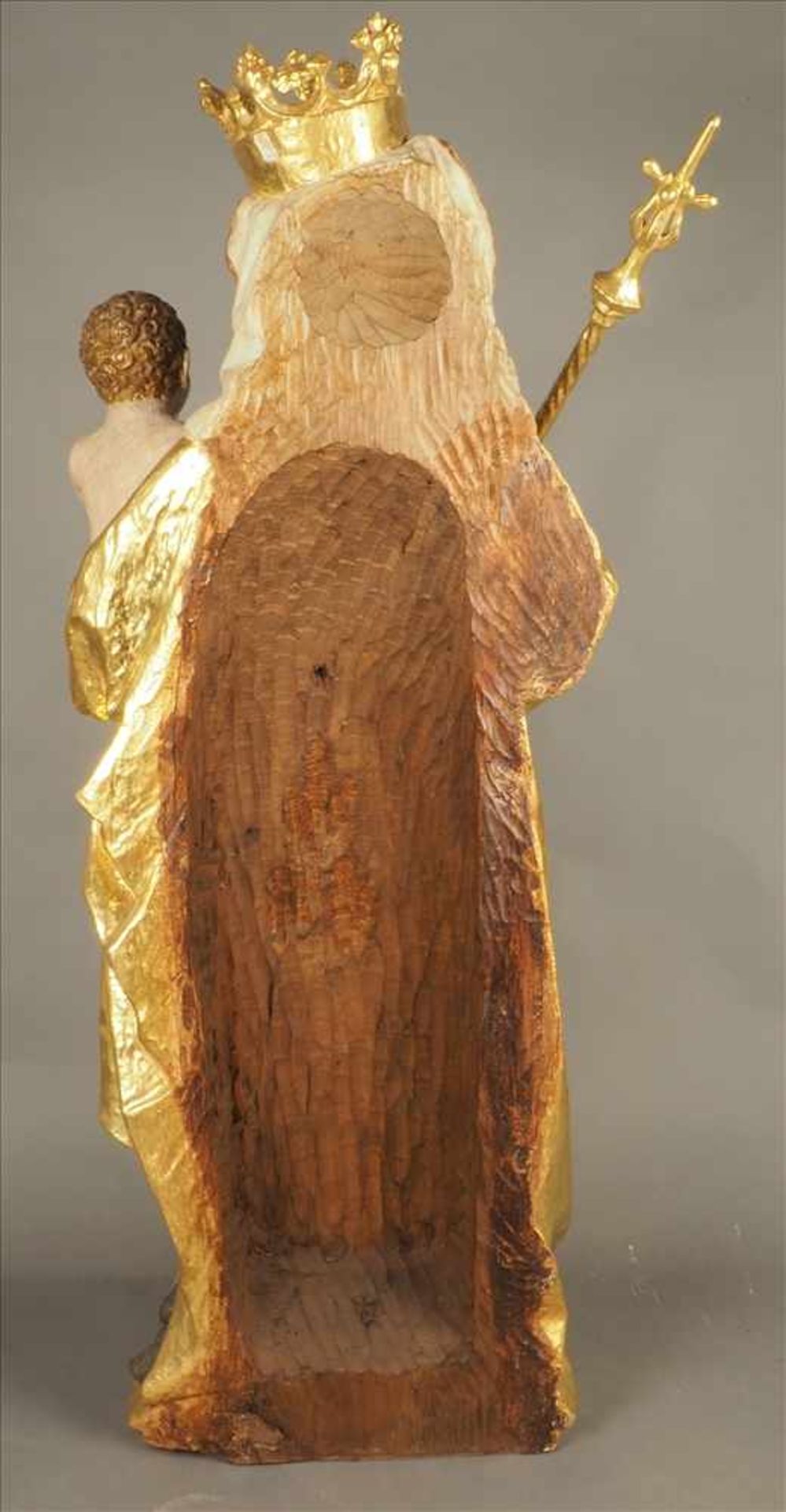 Prunkvolle gothische Madonna mit Kind und ZepterHolz geschnitzt, Blattvergoldung, Österreich, wohl - Bild 4 aus 5