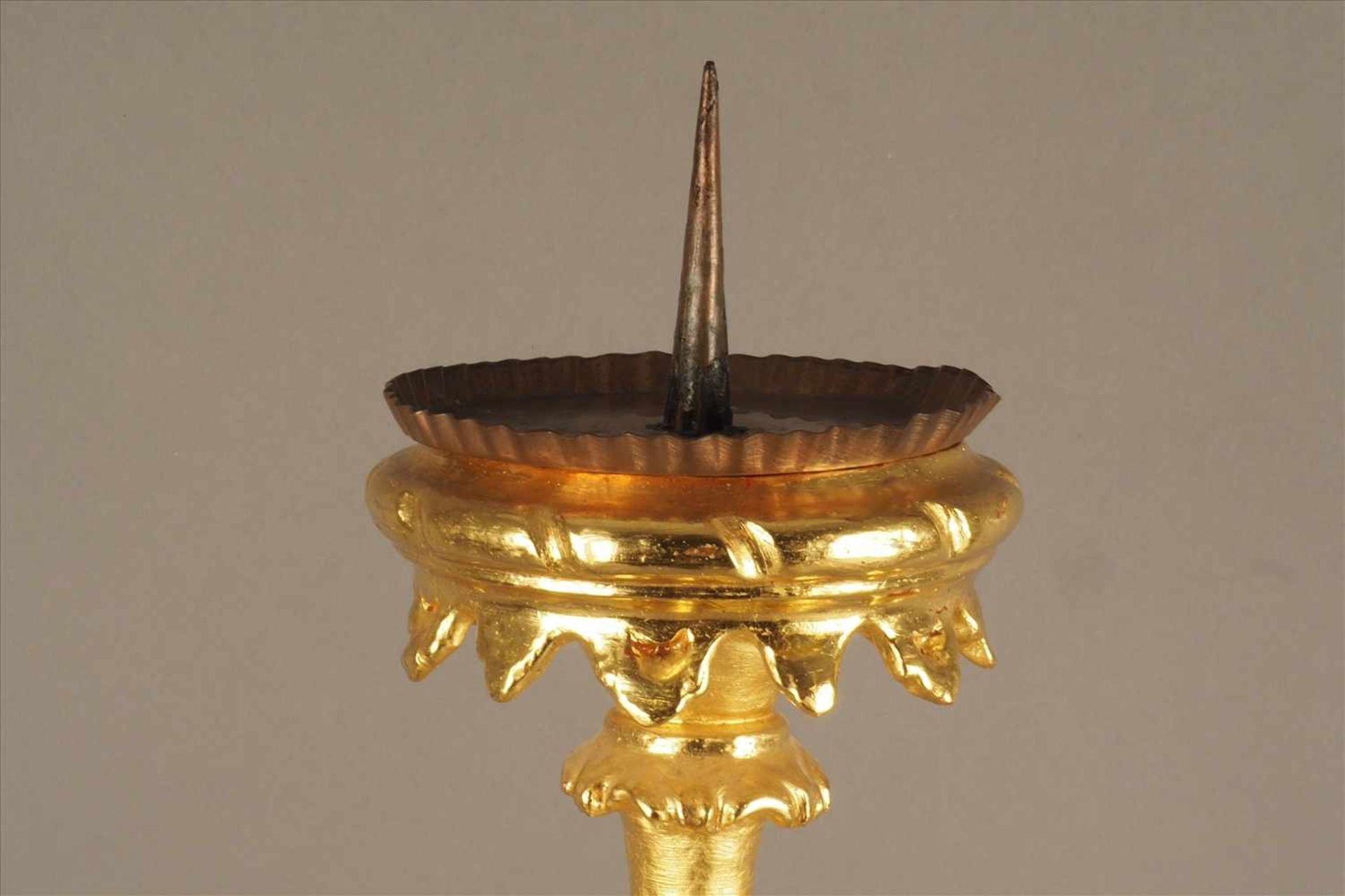 Barocker KerzenständerHolz geschnitzt, vergoldet, Fassung ergänzt, 18. Jh.,Maße: H83cm. - Bild 2 aus 4