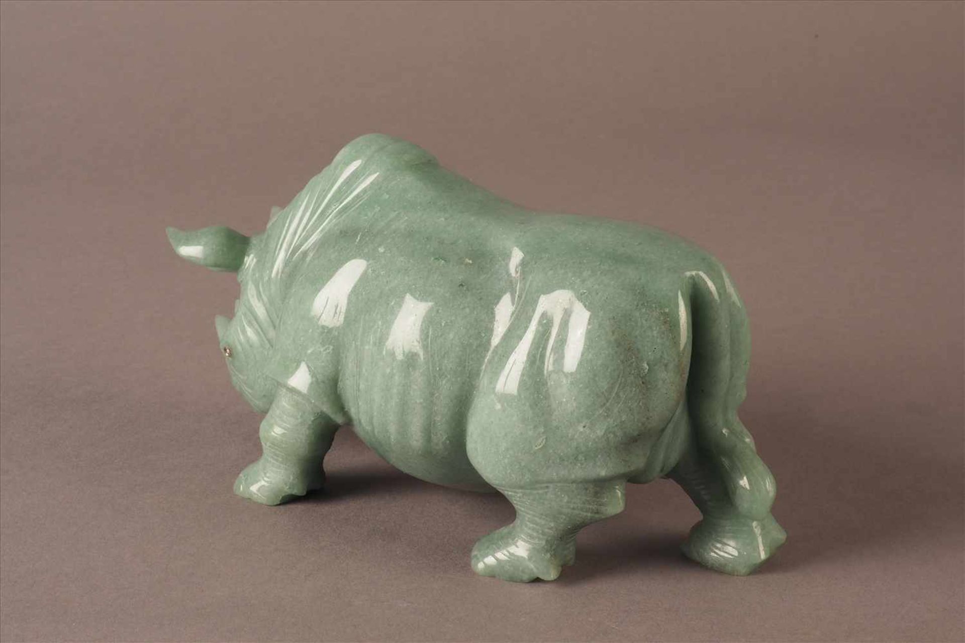 Fabergè-Tierfigur AventurinGeschnitten und poliert, stehendes Nashorn in vollplastischer Form, - Bild 2 aus 4