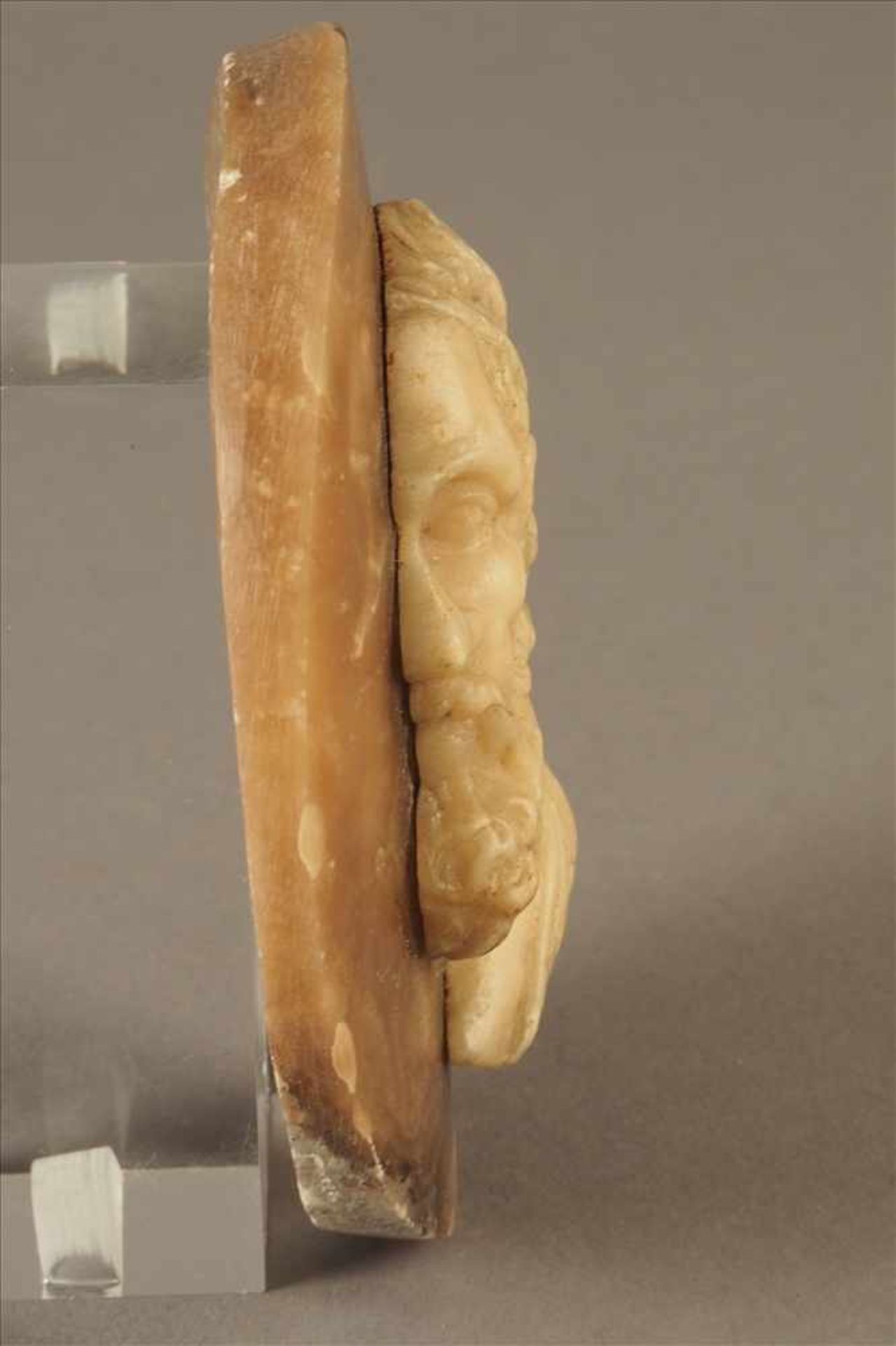 Marmorplakette, 18. Jh.Feinst ausgearbeiteteter römischer Adeliger, Italien, Maße: H10 x B8 x T2cm. - Bild 3 aus 3